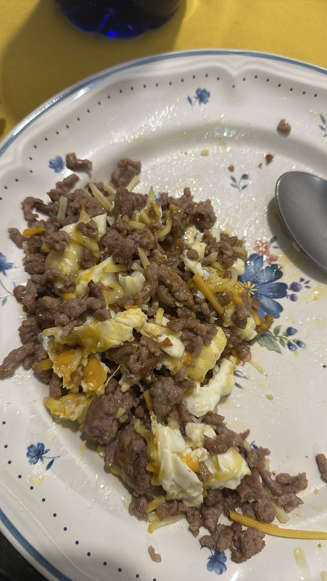 Carne con huevo y queso