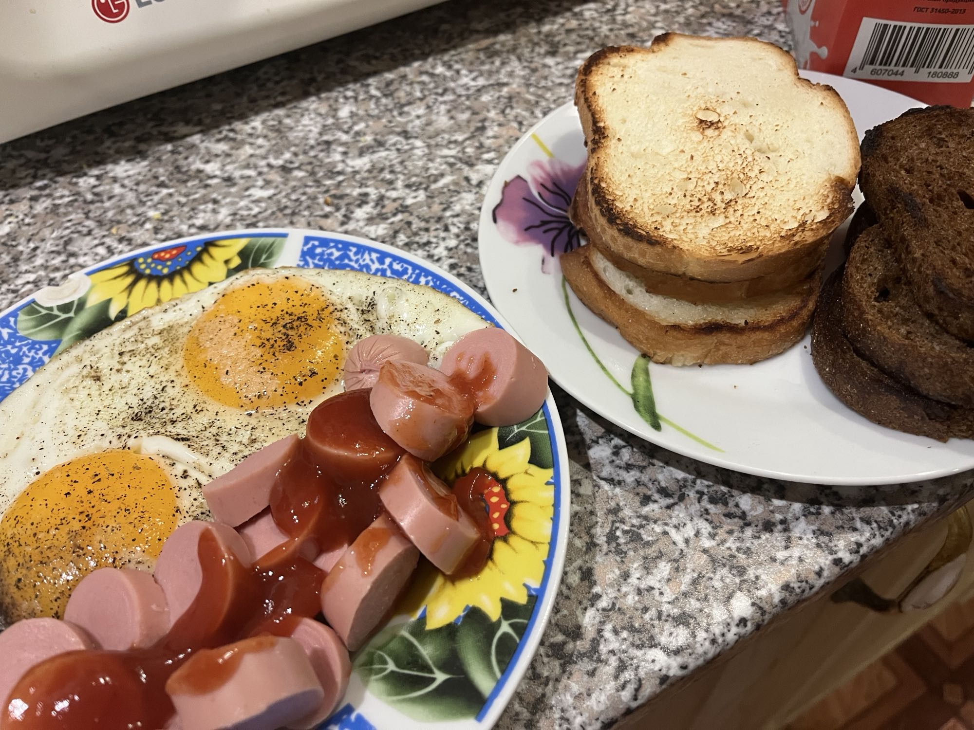 Яичница с сосисками и тостами