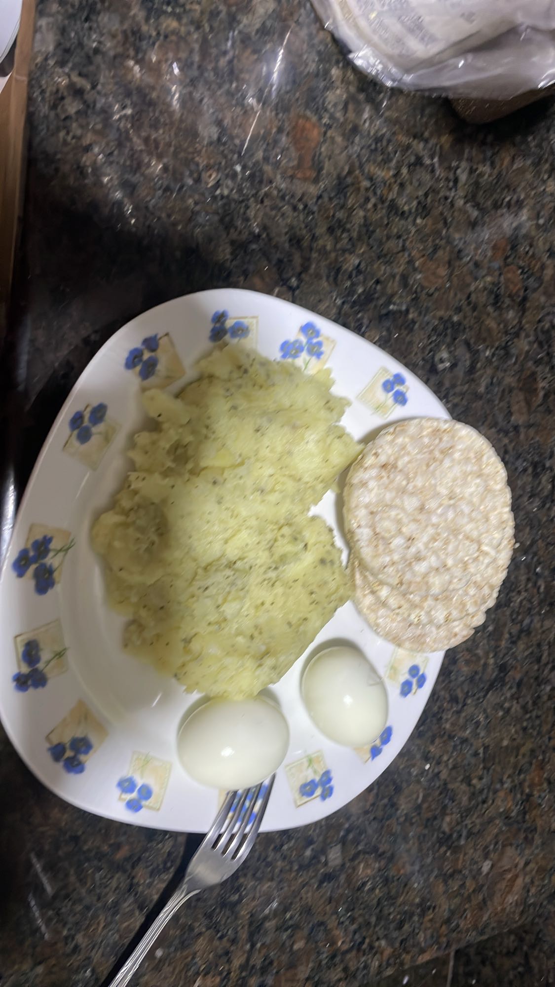 Eggs, mashed potato, rice cakes