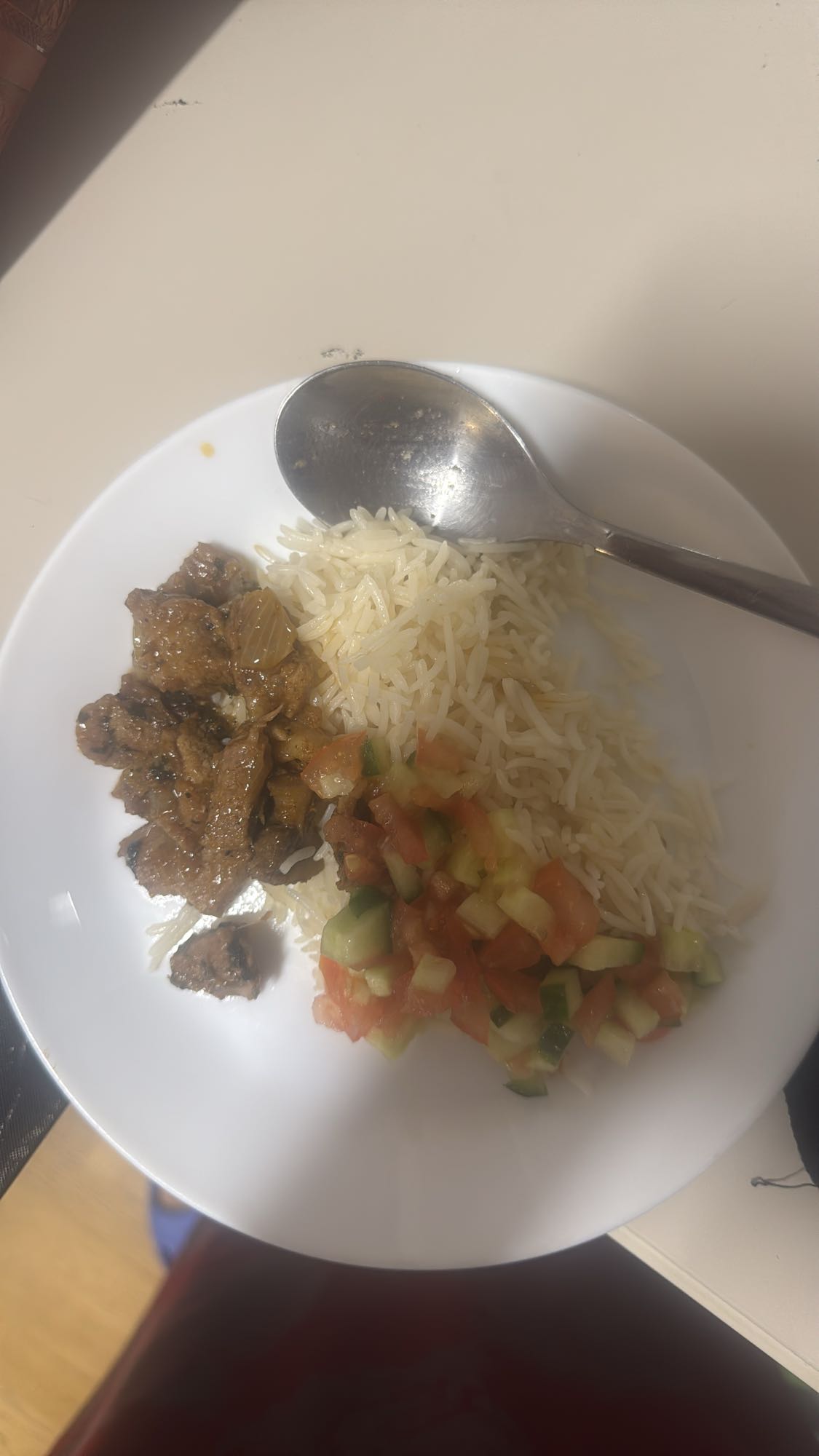 Ris, köttgryta och sallad