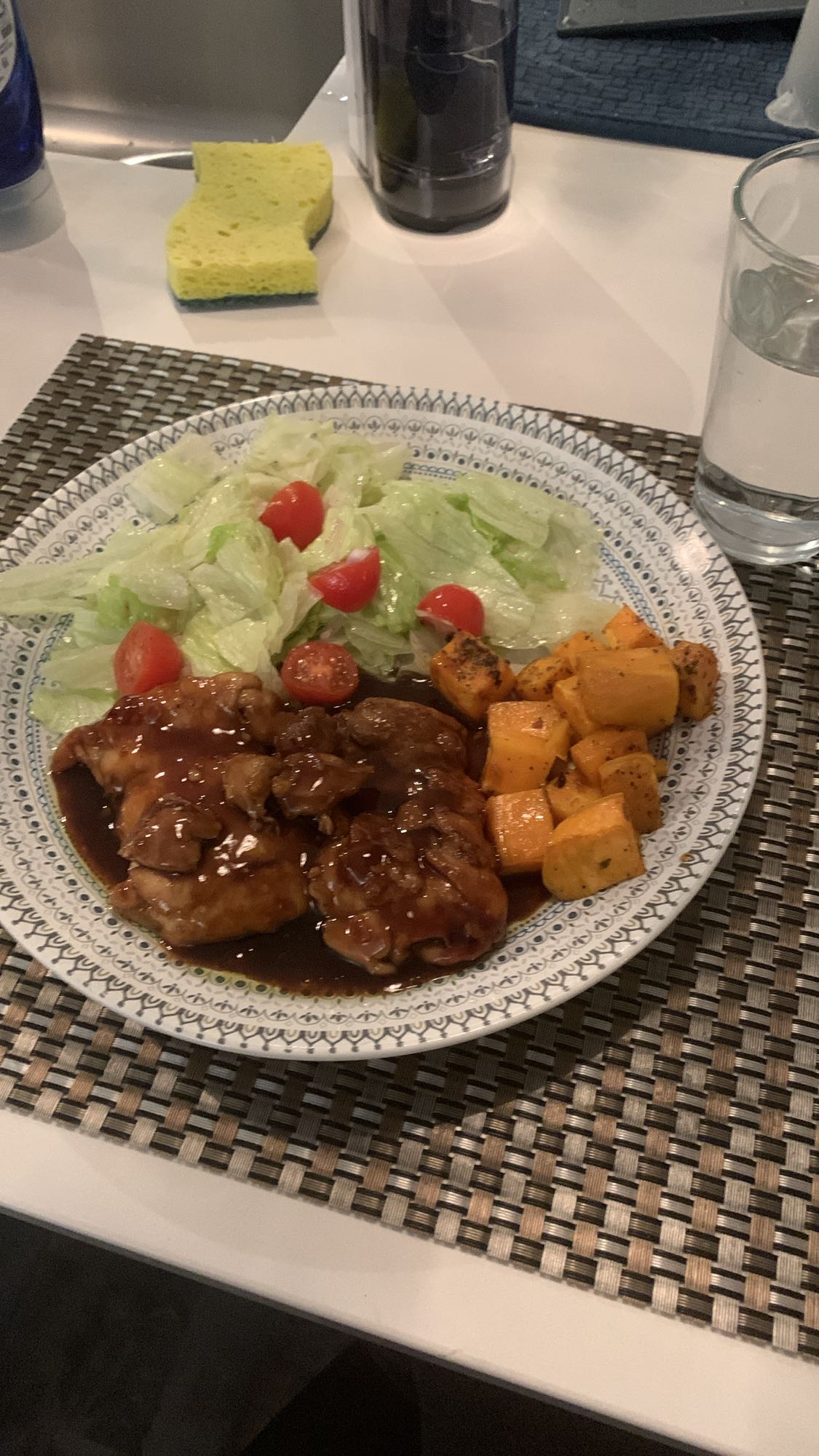 Poulet sauce, salade, patate