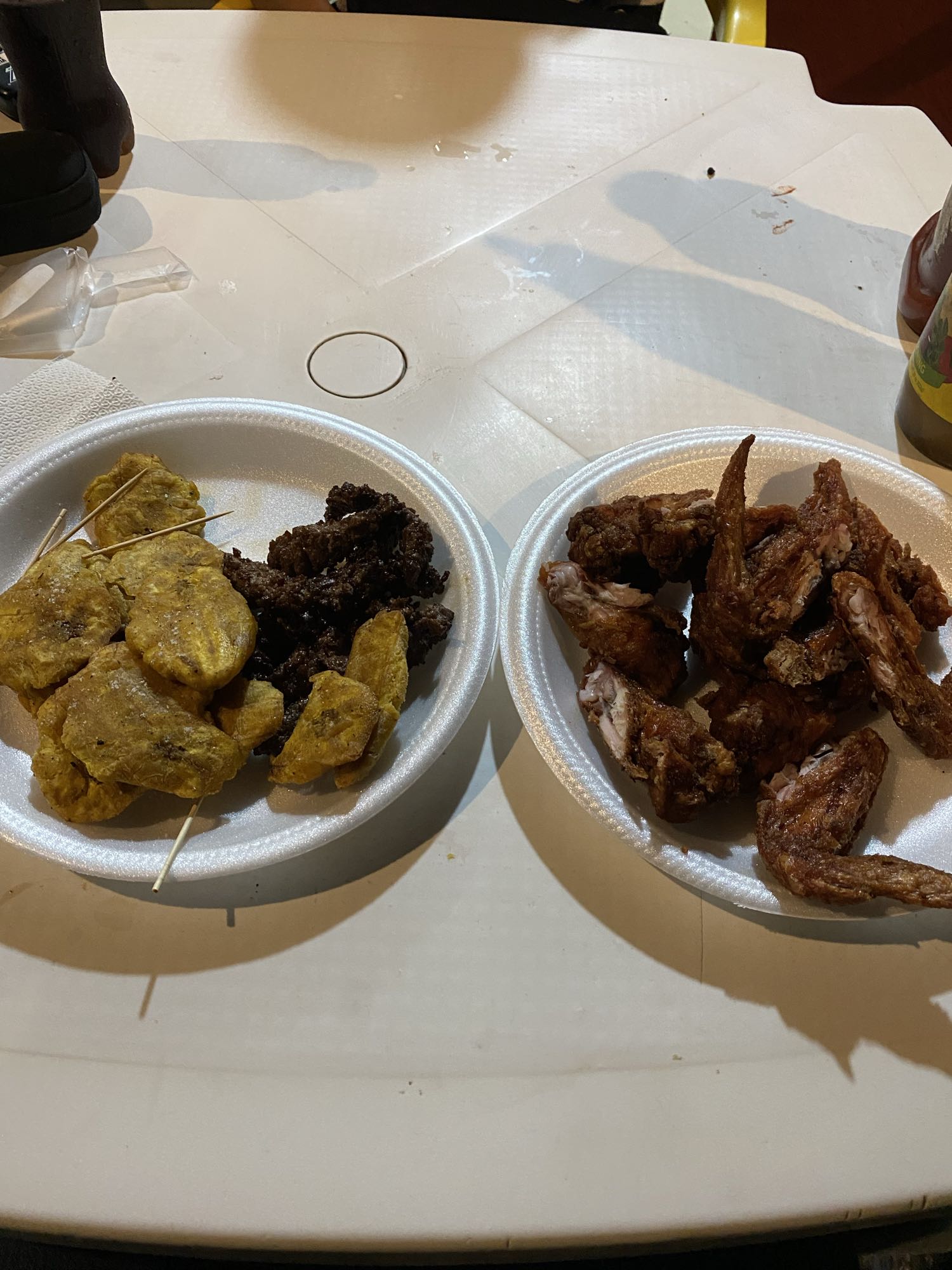 Pollo frito, tostones y carne