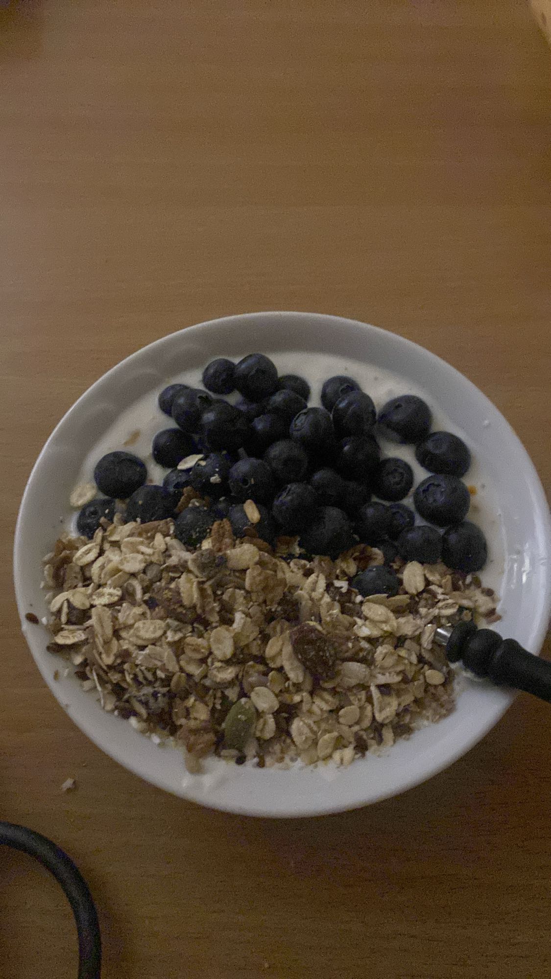 Jogurt z musli i jagodami