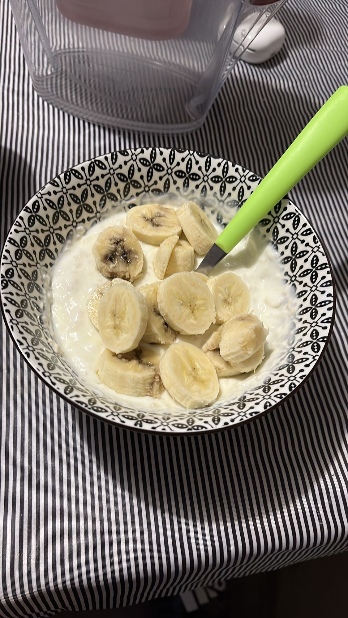 Банан с кисело мляко