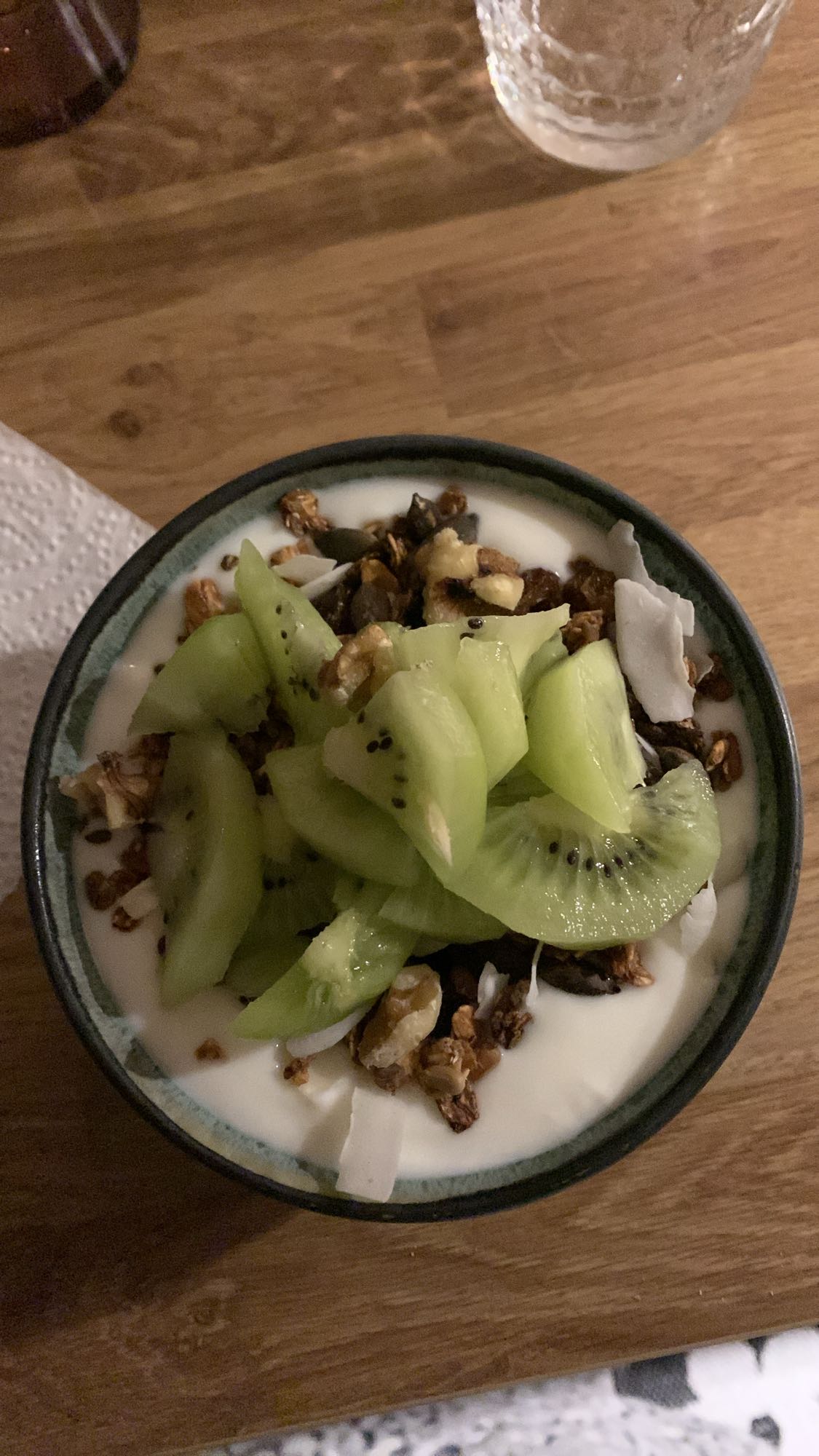 Yoghurt med kiwi och müsli