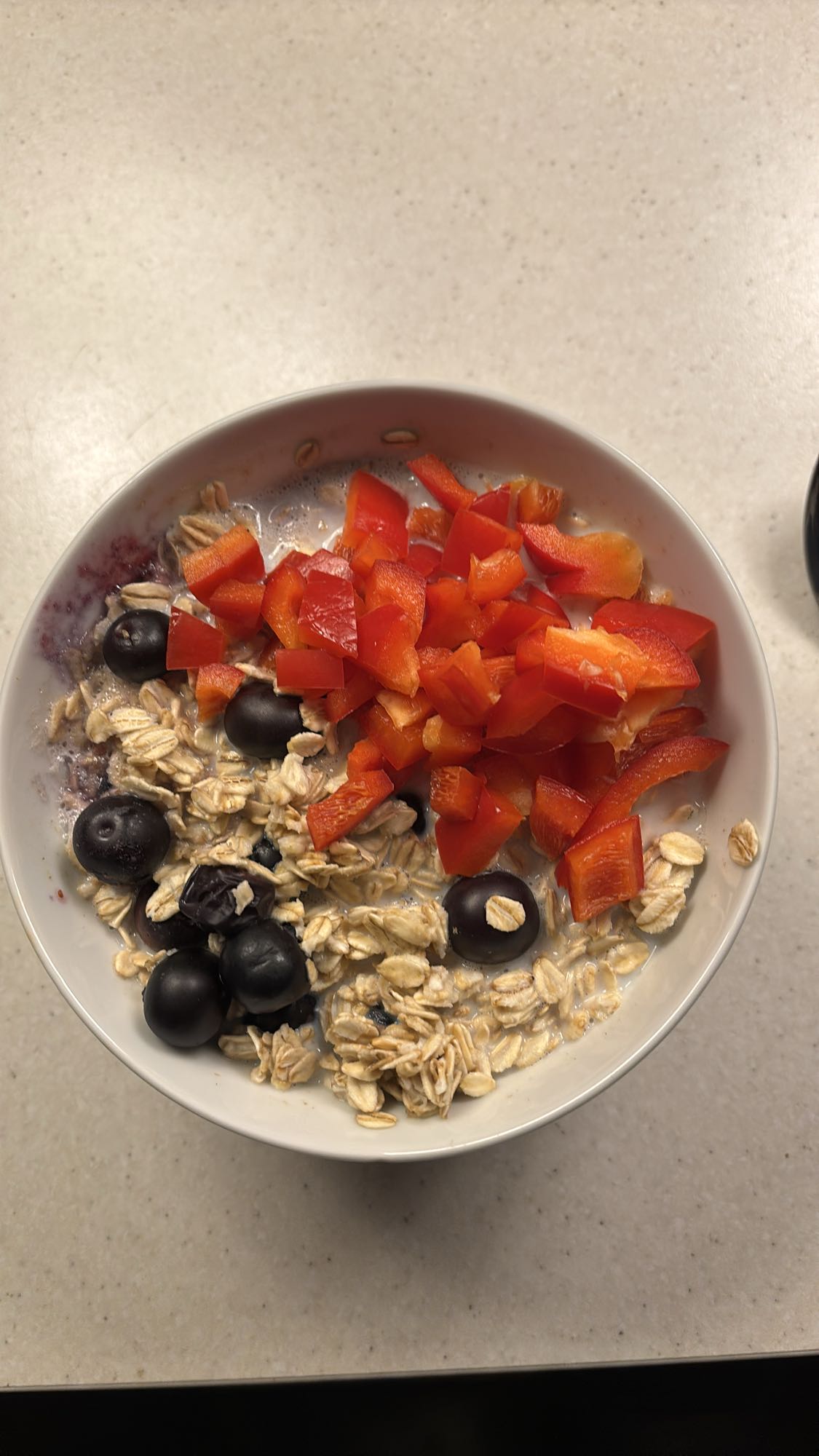 Havregrøt med bær og paprika