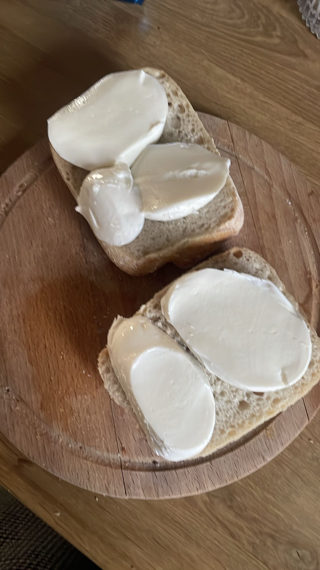 Kanapki z mozzarellą i kawa z mlekiem