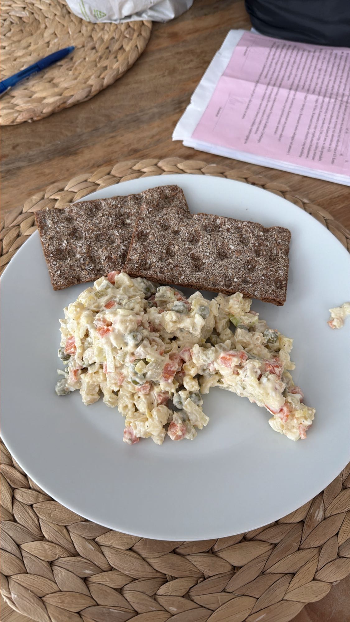 Sałatka jarzynowa z pieczywem chrupkim