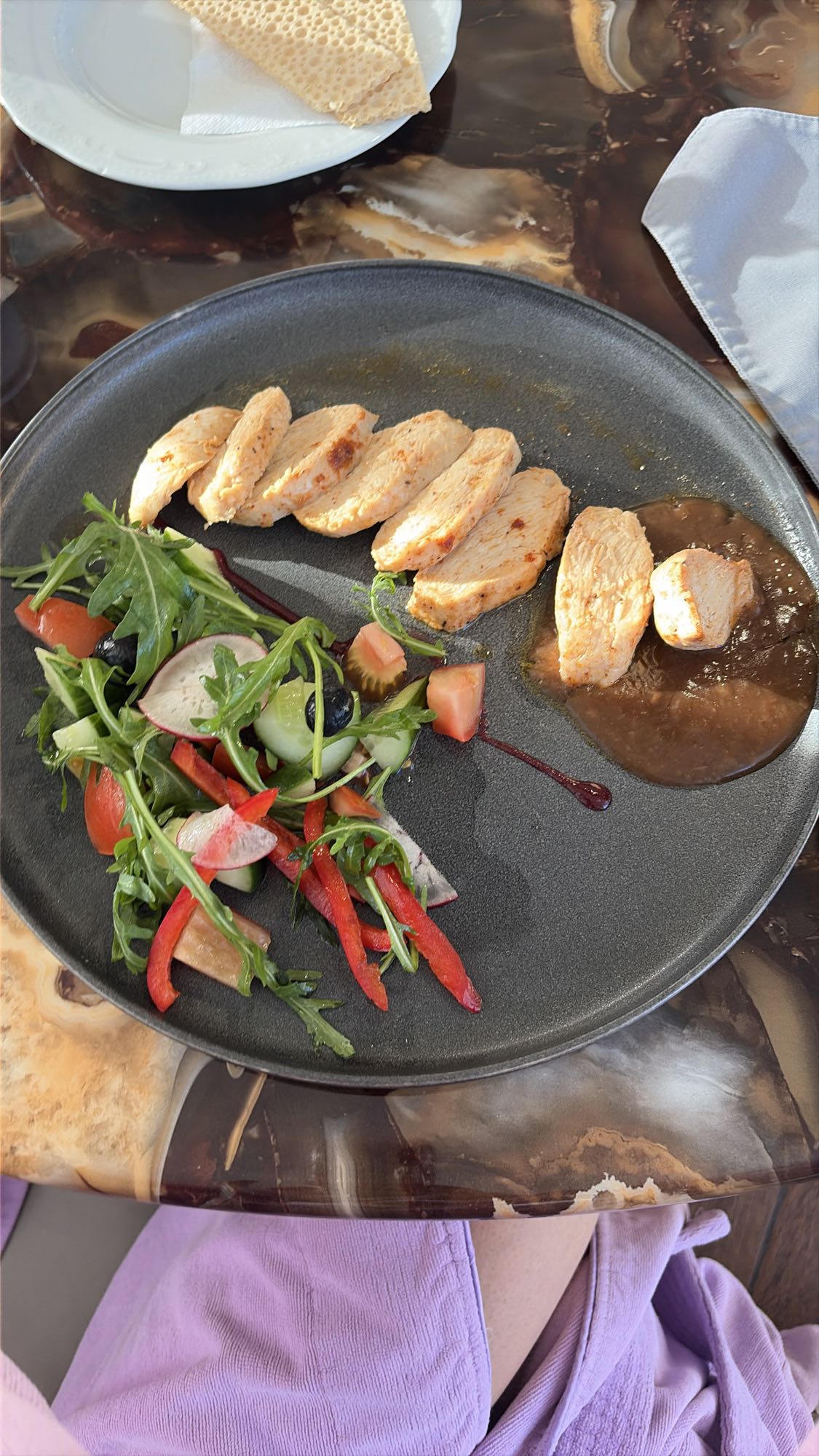 Куриная грудка с салатом