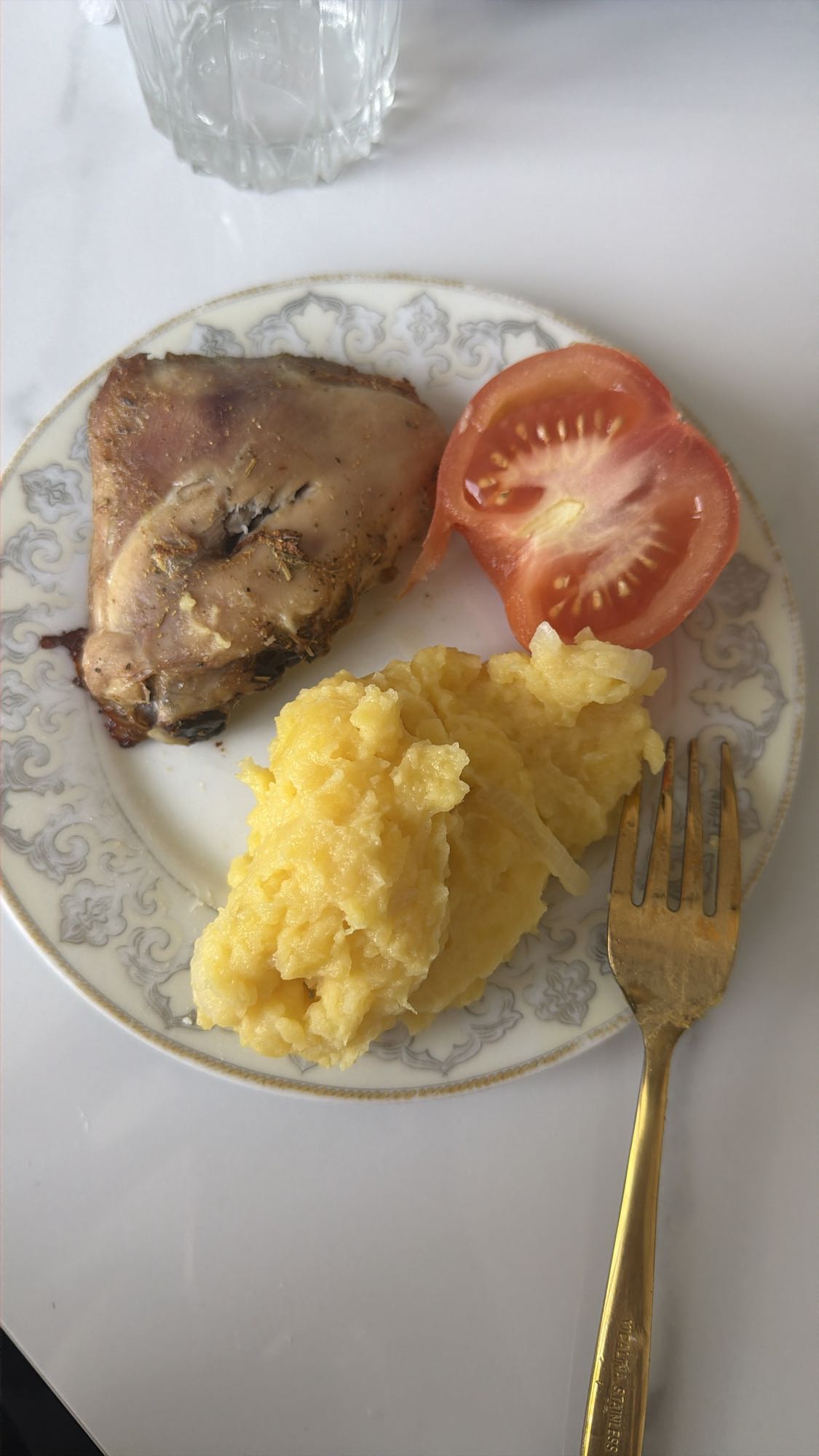 Курица с пюре и томатом