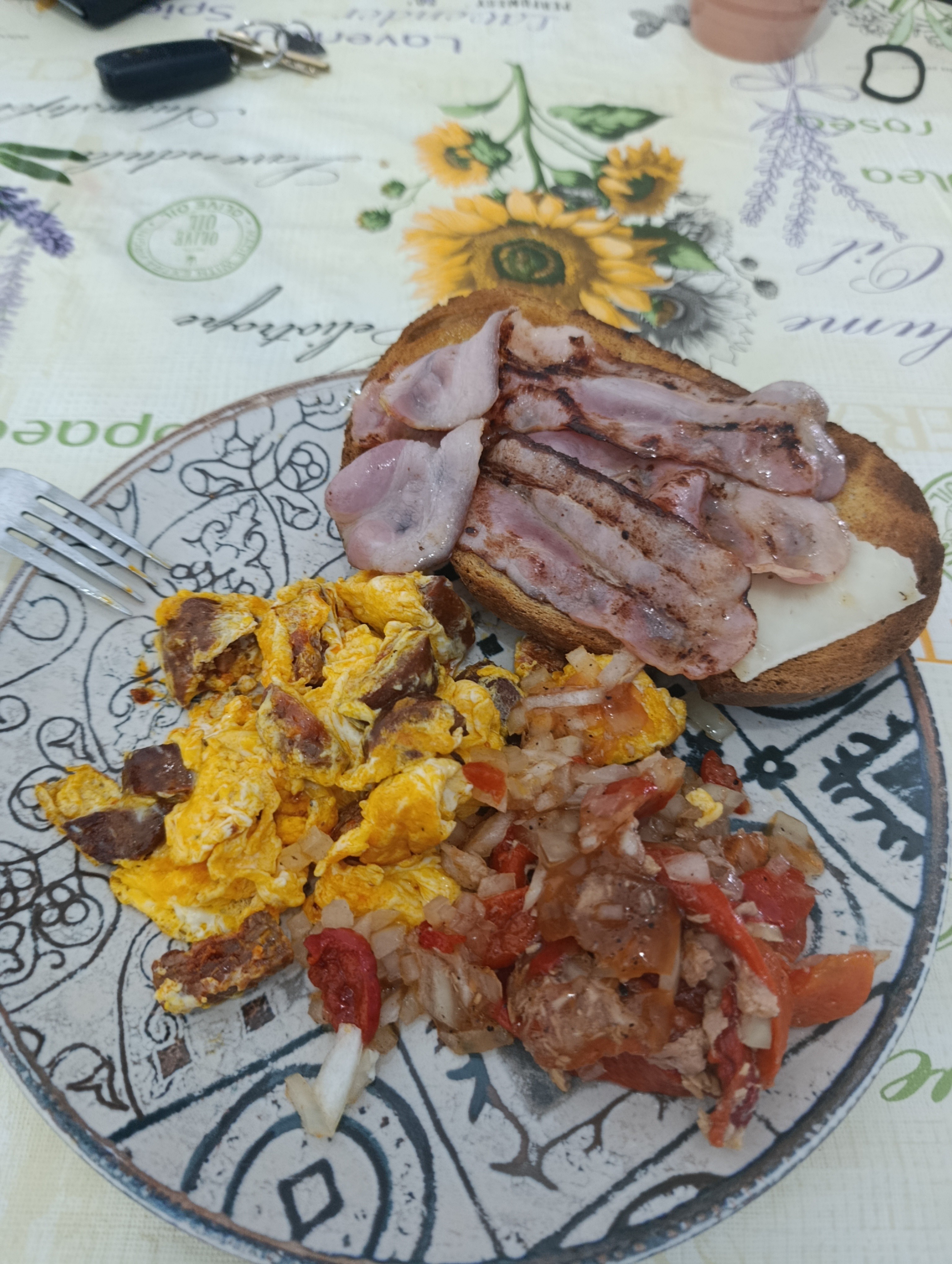 Desayuno con huevo y tocino