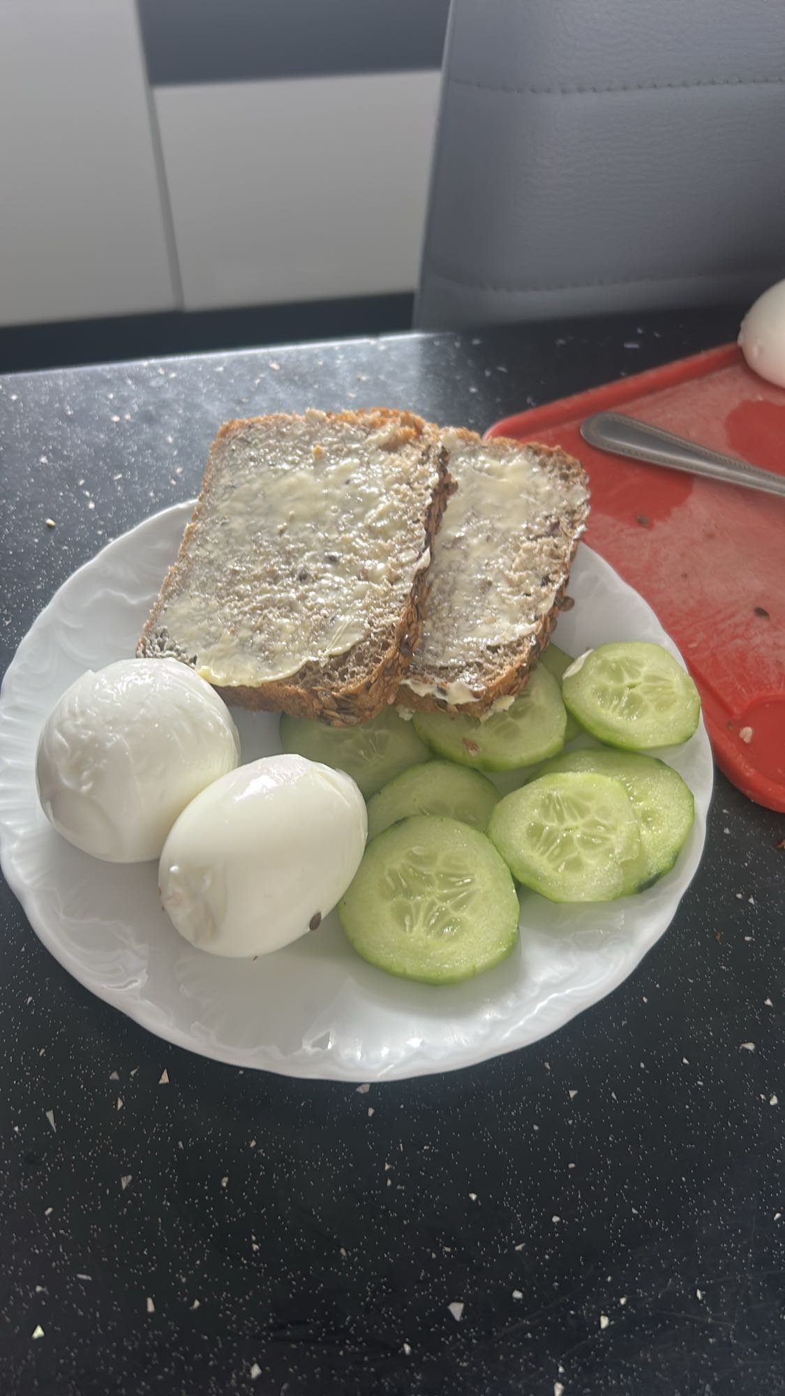 Jajka, chleb, ogórek