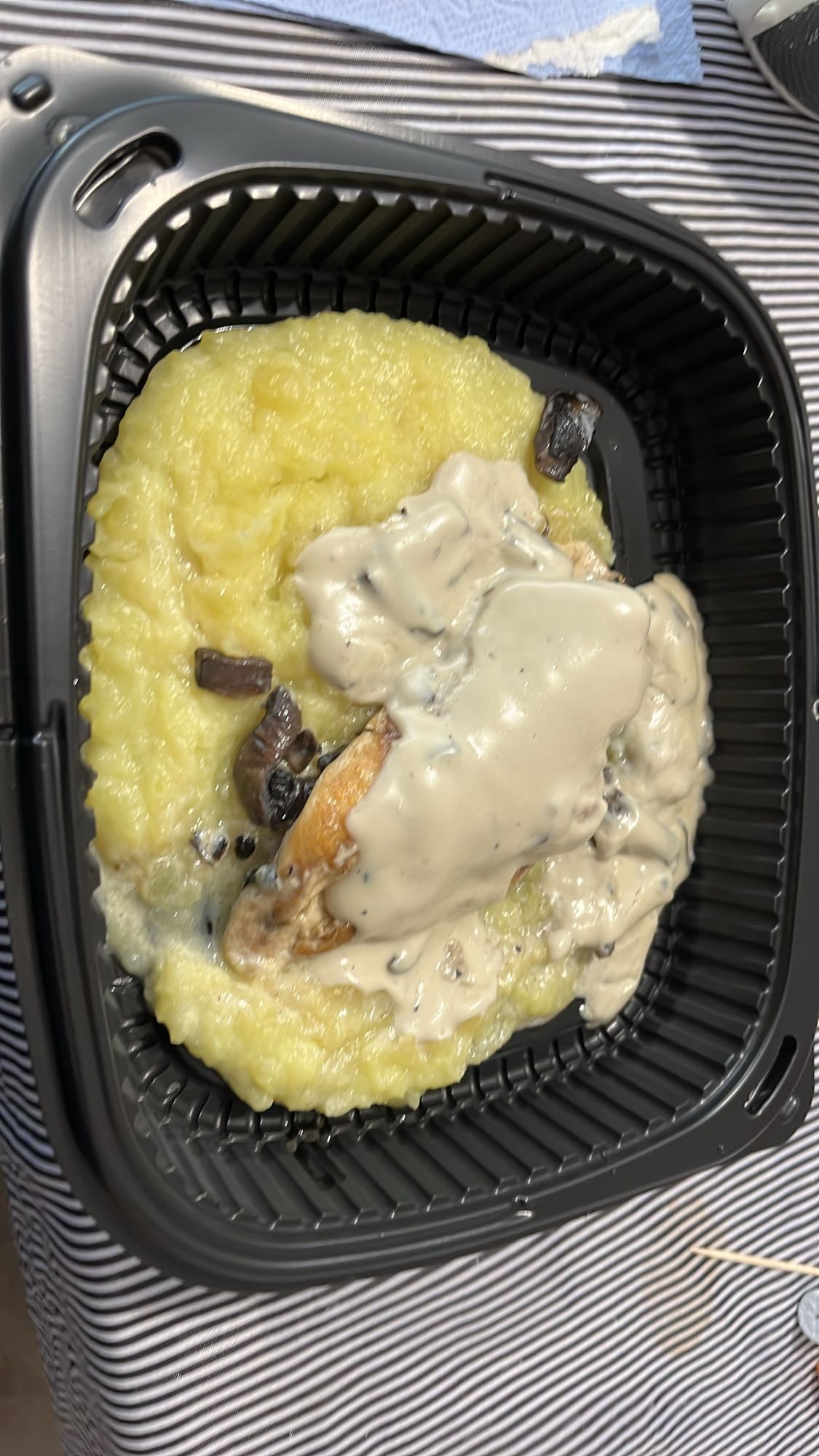 Пиле с гъбен сос и пюре