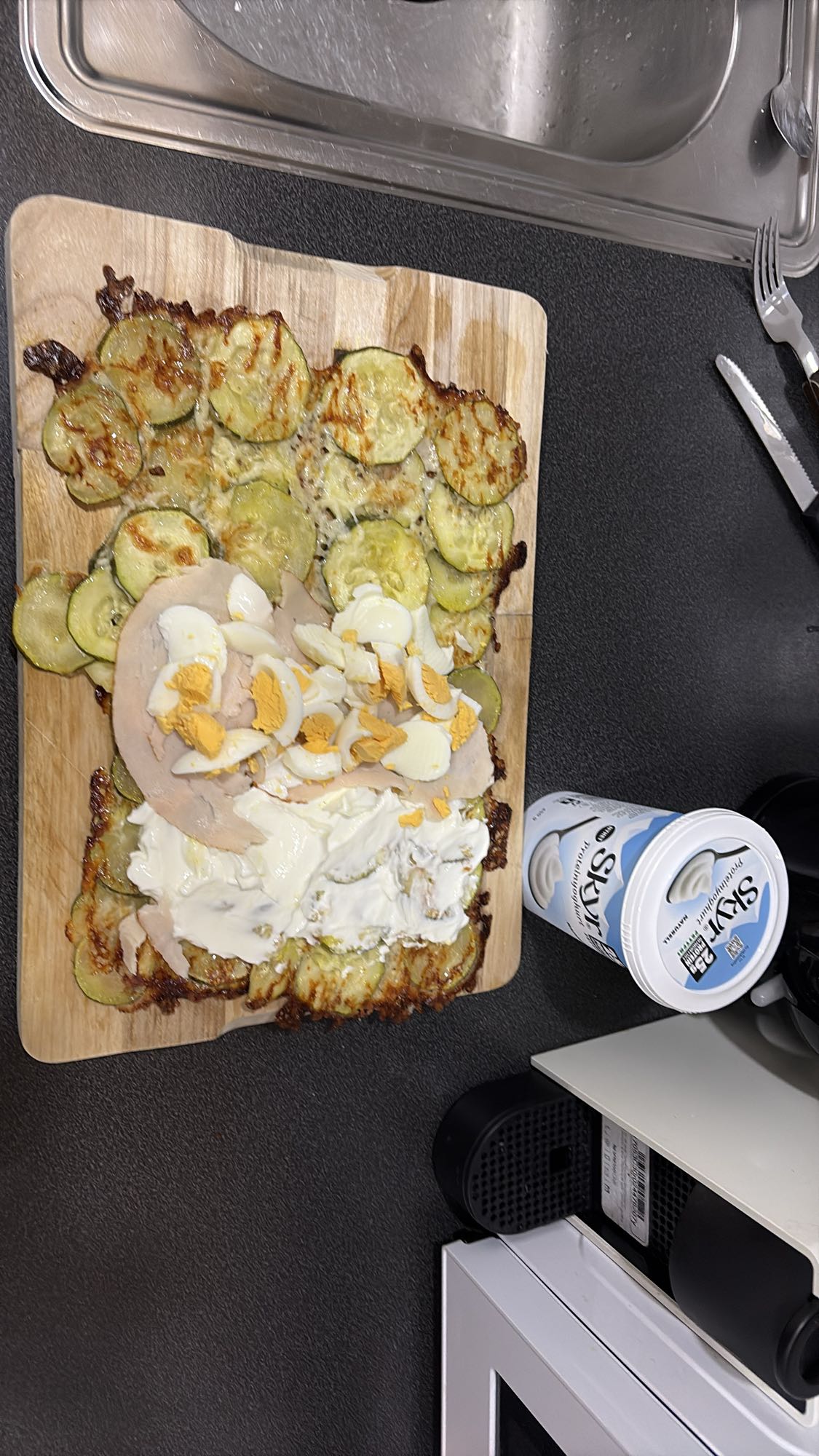 Zucchinipizza med kalkun og egg