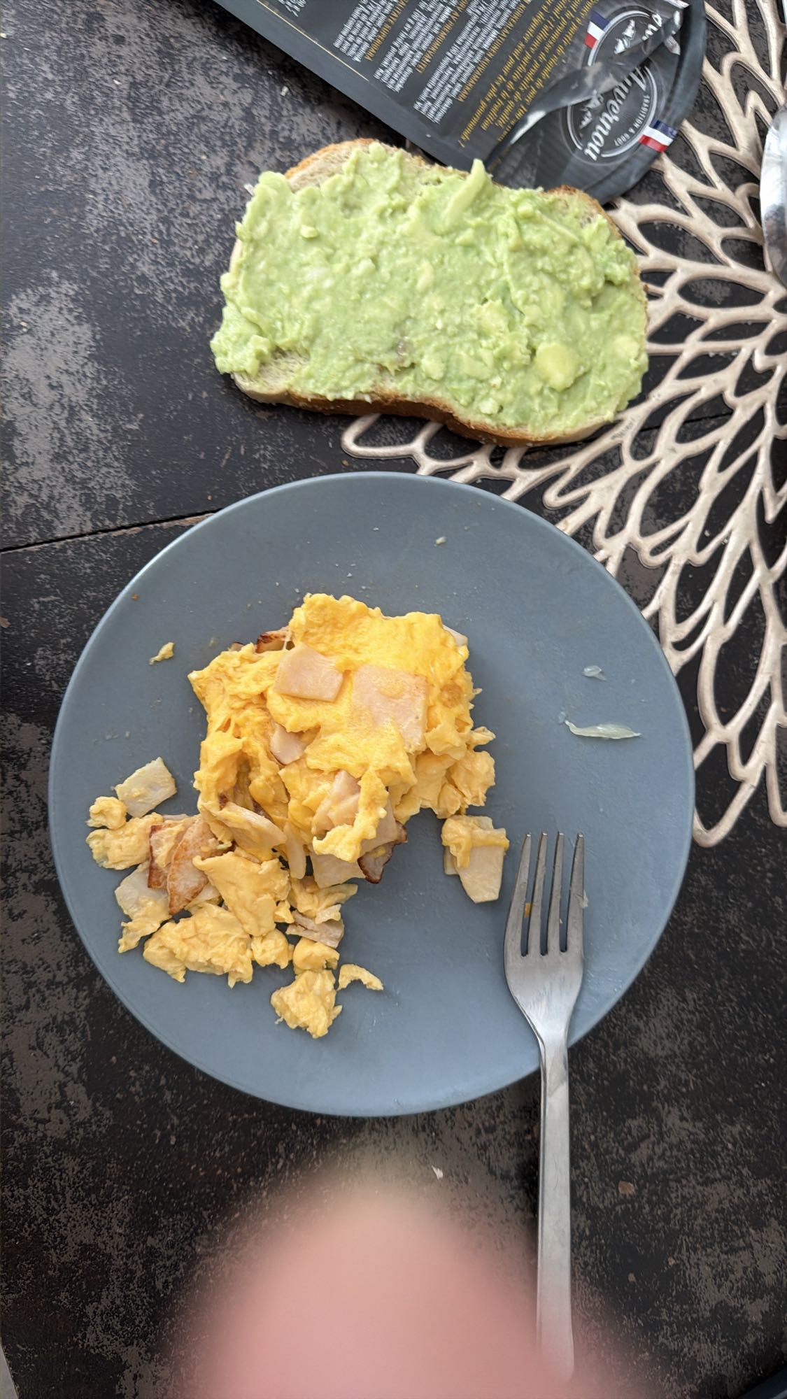 Omletă cu pâine și avocado