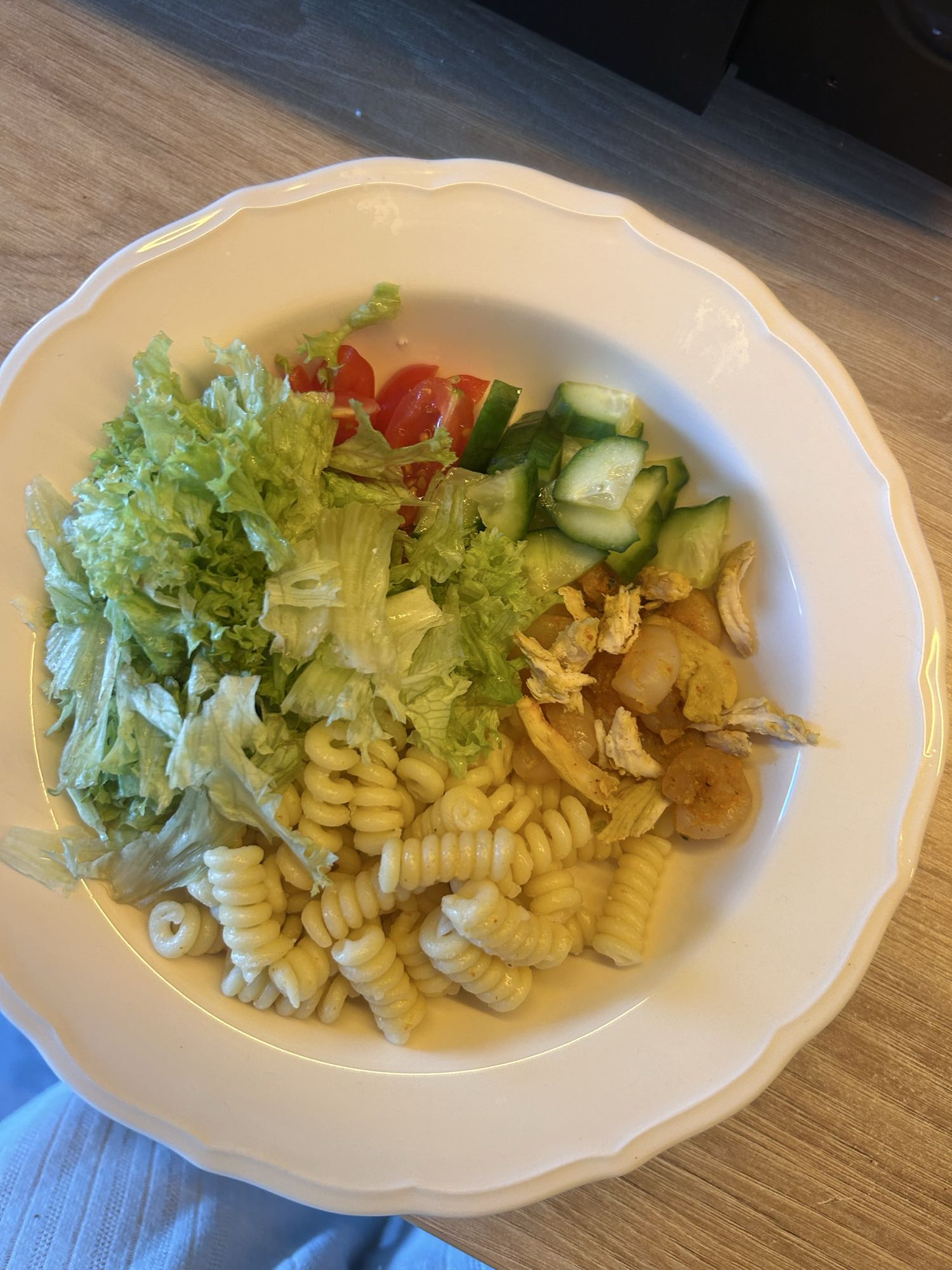 Салат с макаронами и курицей