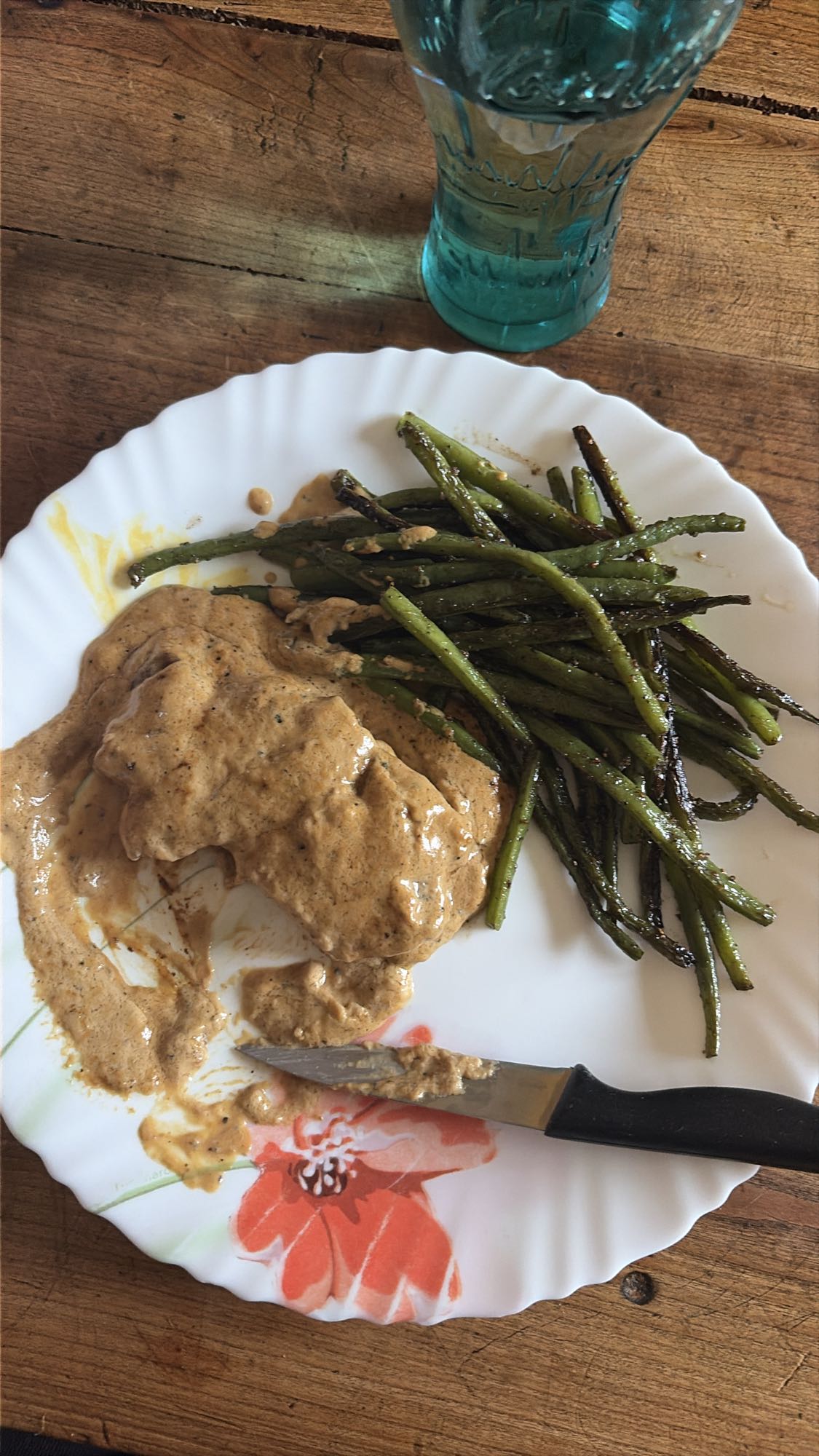 Poulet sauce et haricots