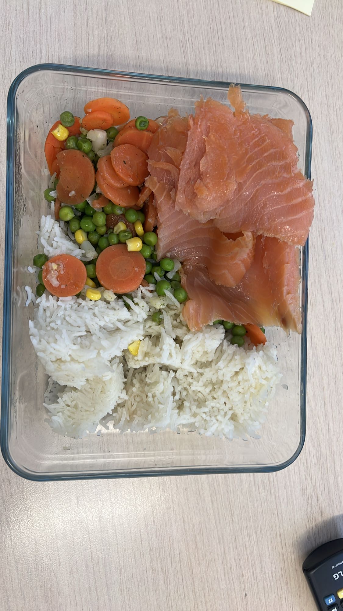 Łosoś z ryżem i warzywami