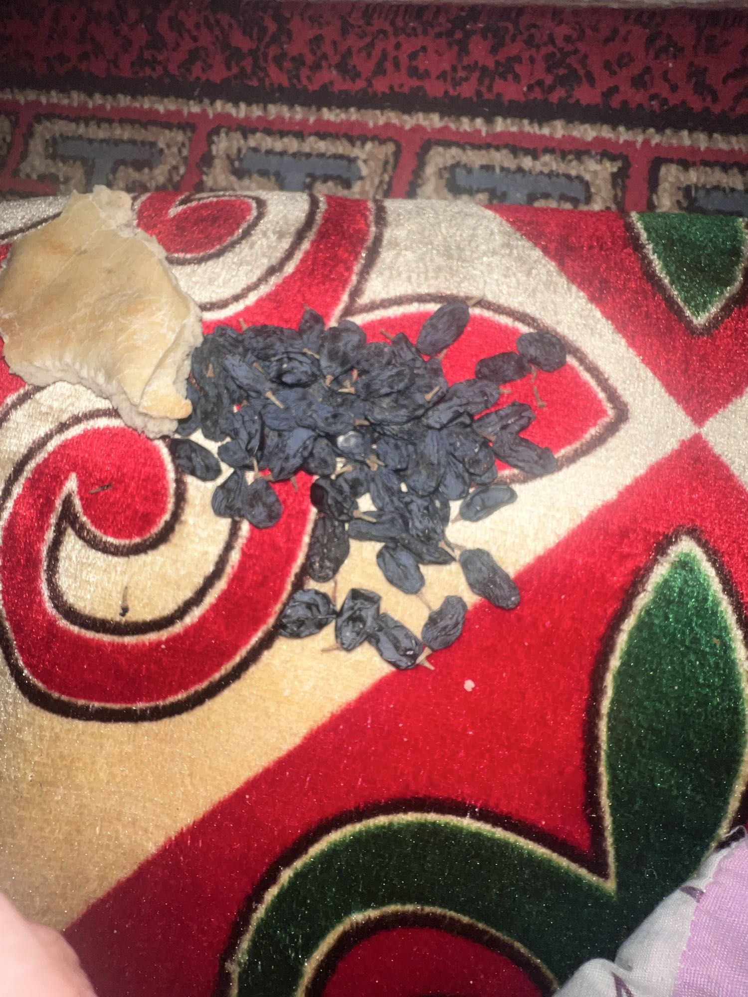 Хлеб и черный изюм