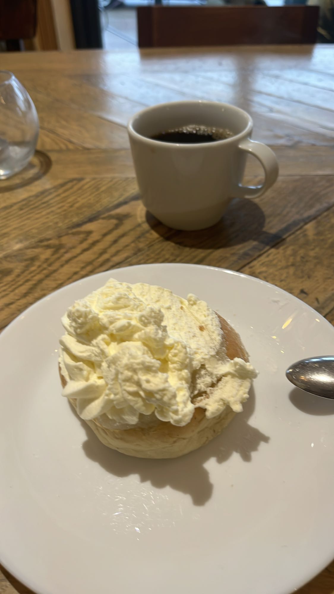 Bulle med grädde och kaffe