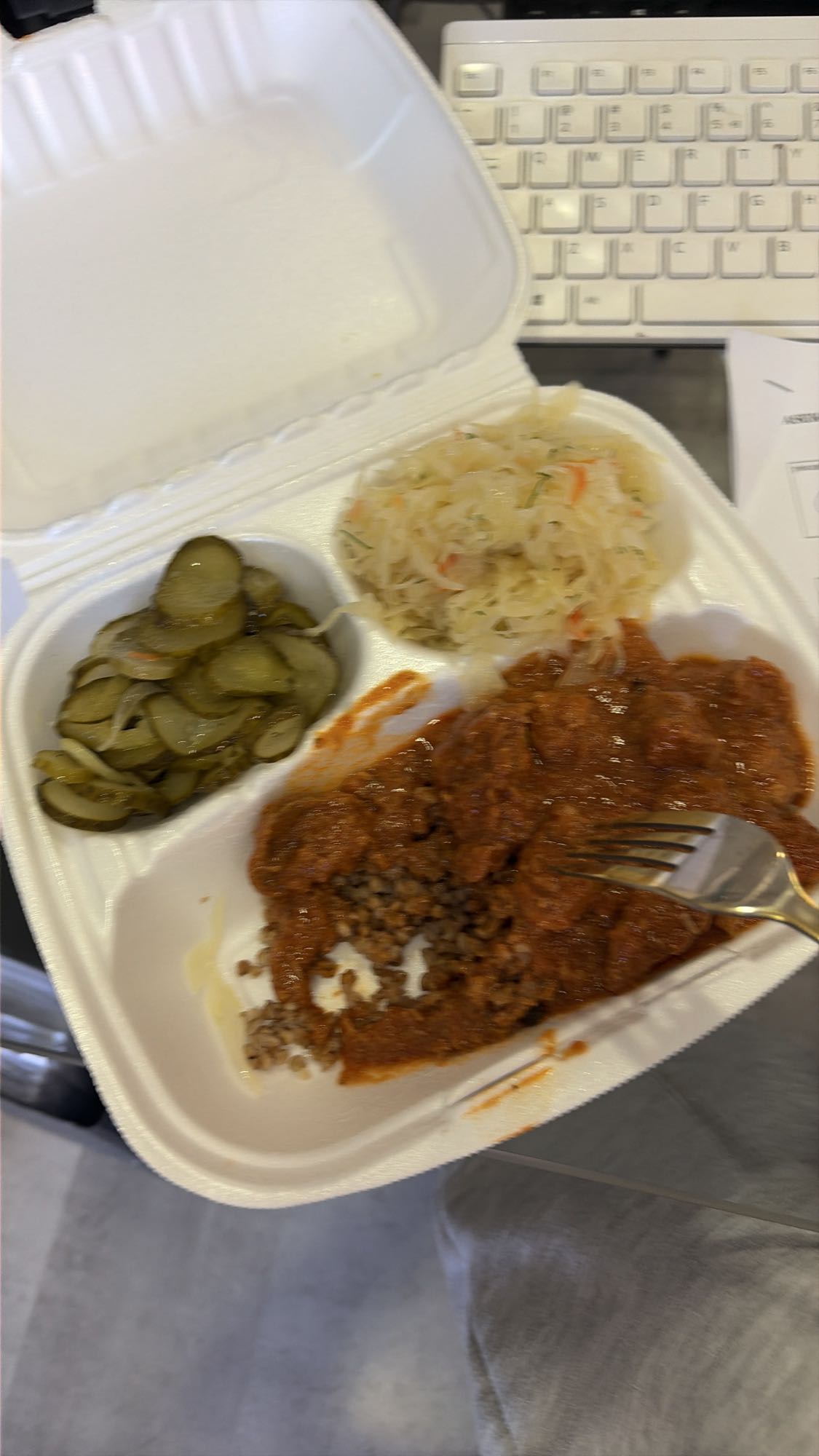 Gulasz z kaszą i surówką