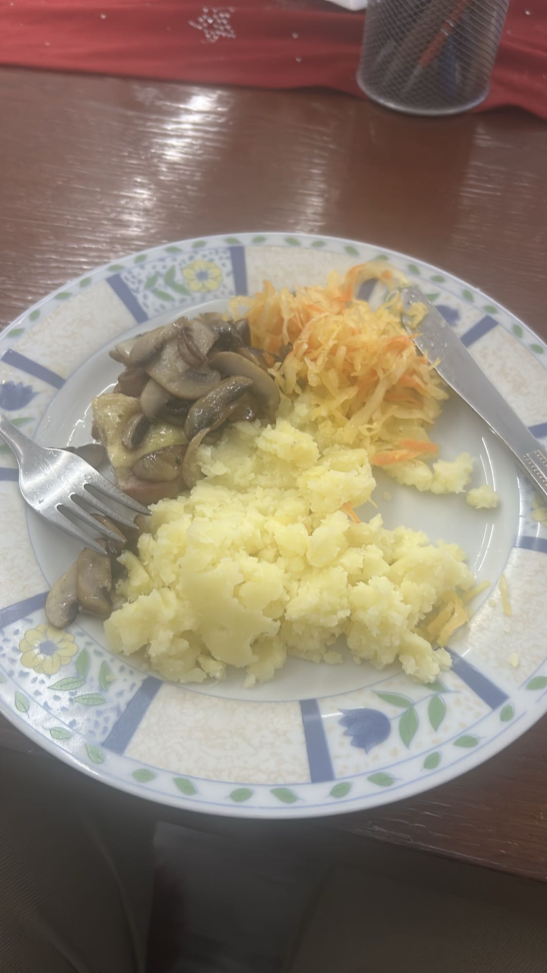 Ziemniaki z grzybami i surówką