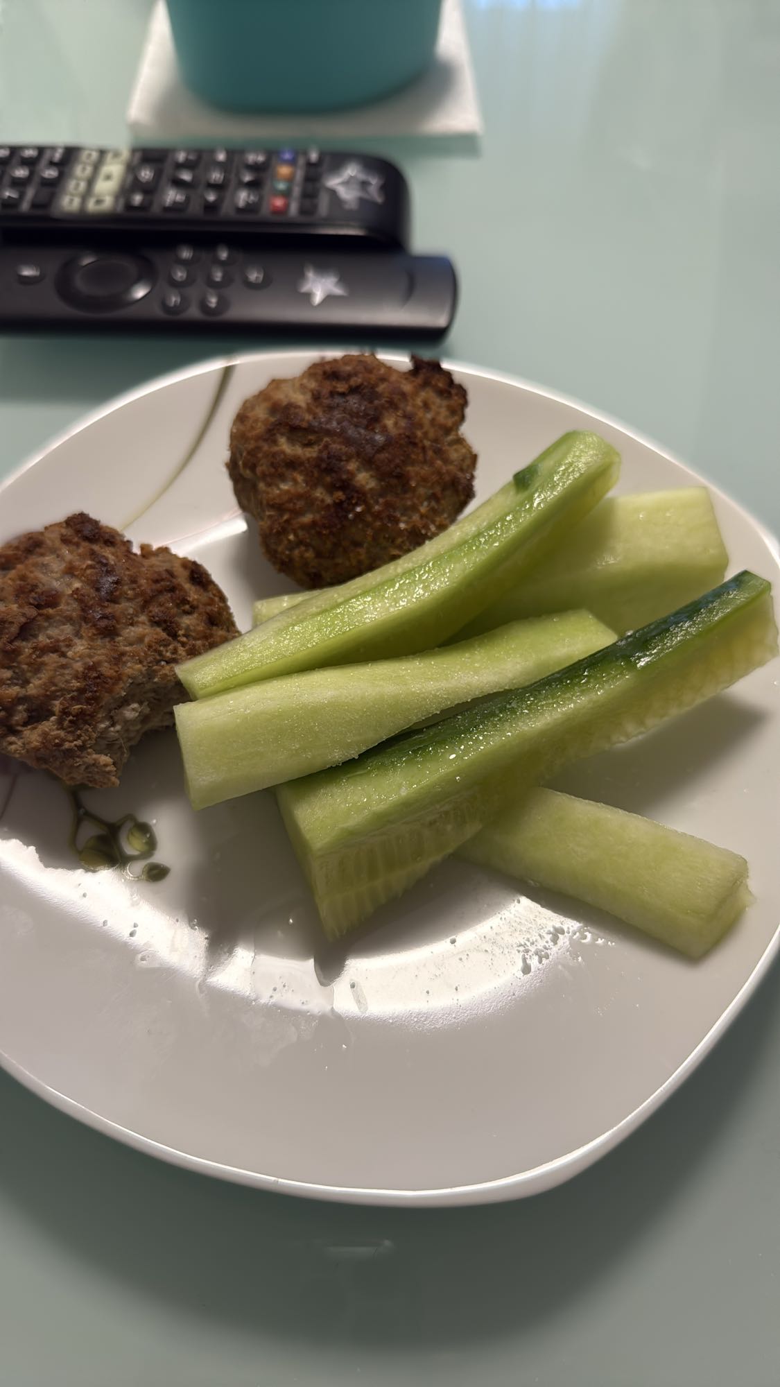 Köfte ve salatalık tabağı