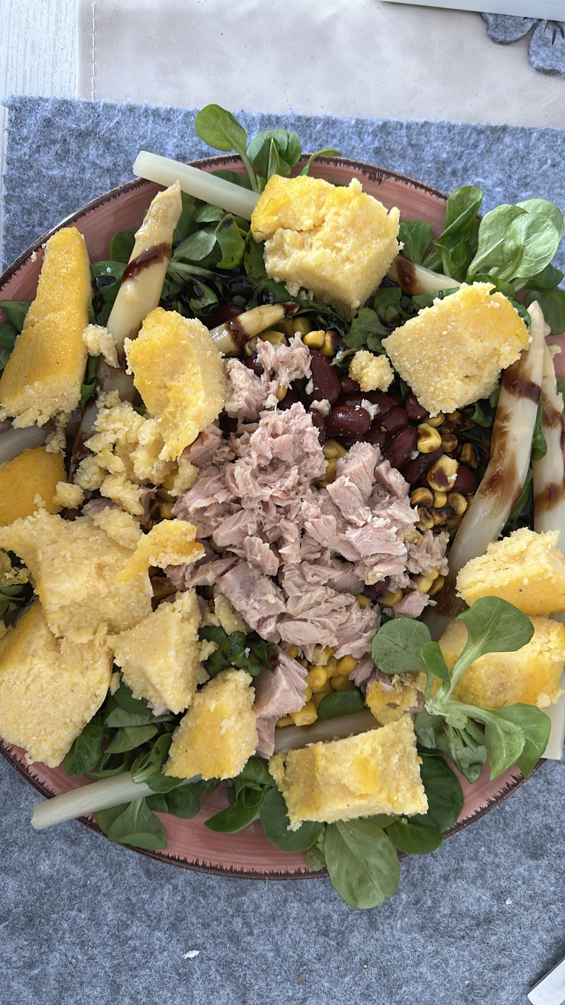 Ensalada con atún y polenta
