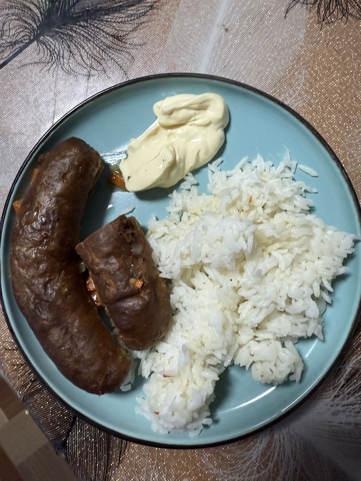 Колбаса с рисом и соусом