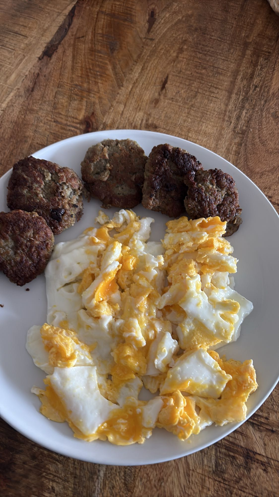 Gebakken eieren en gehakt