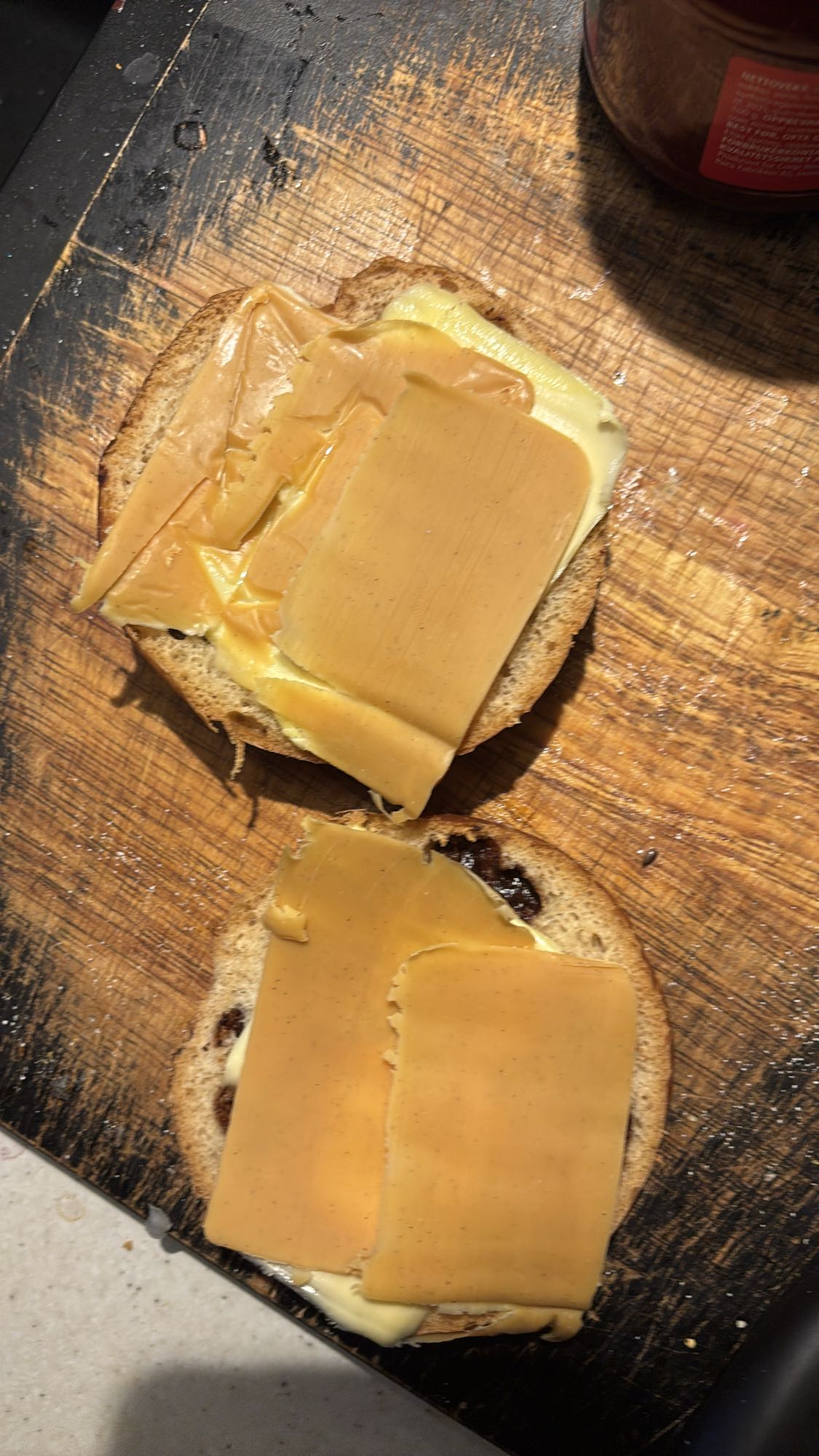 Brunost og ost på rundstykke