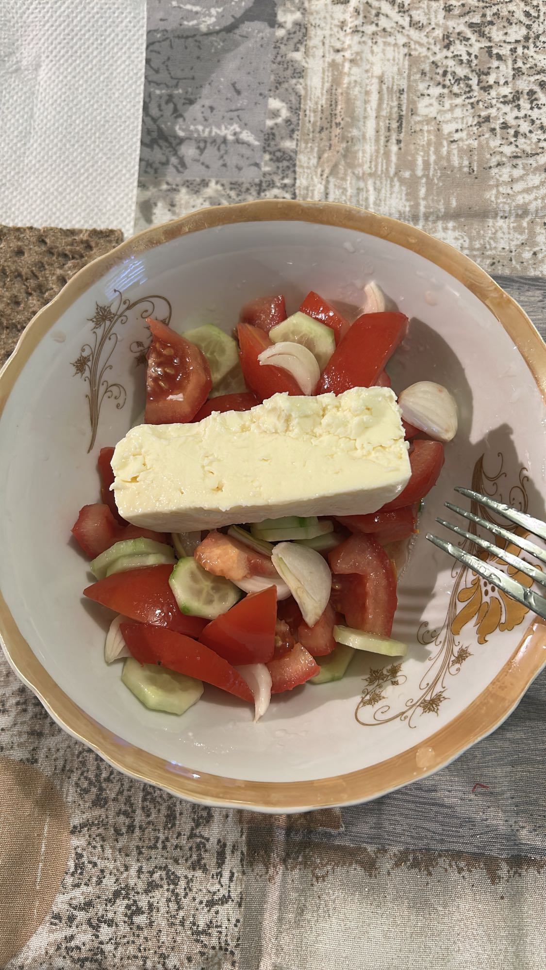 Salată cu brânză telemea