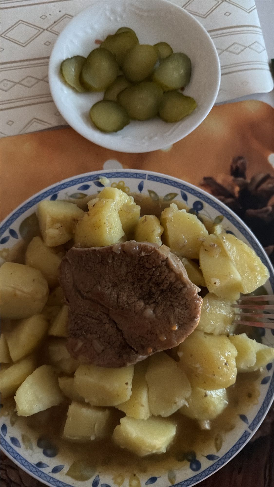 Ziemniaki z wołowiną i ogórkiem