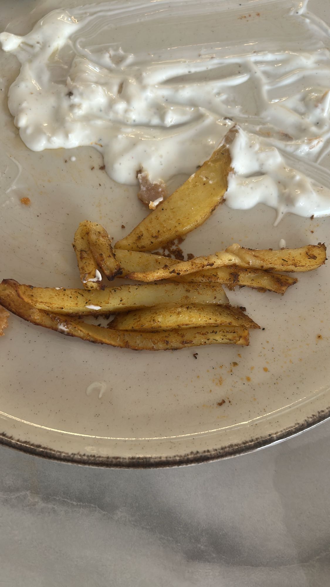 frytki z sosem jogurtowym