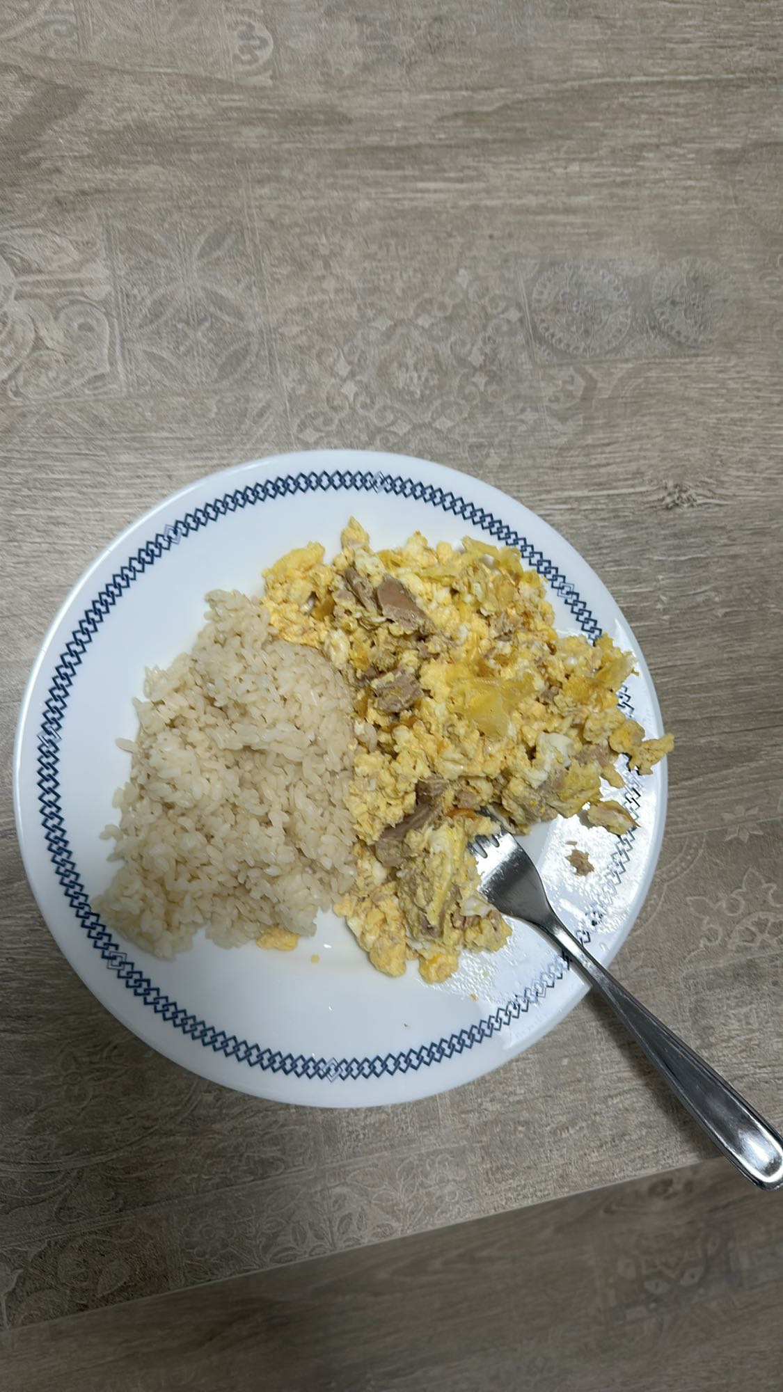 Arroz con huevo y carne