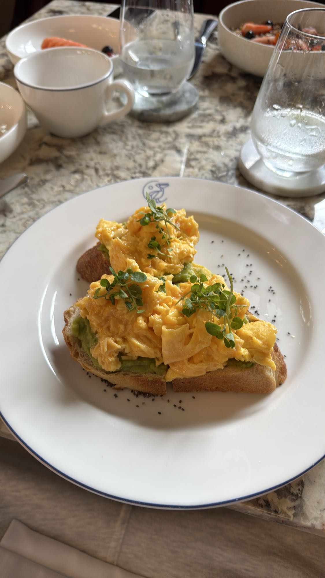 Tostada con huevo y aguacate