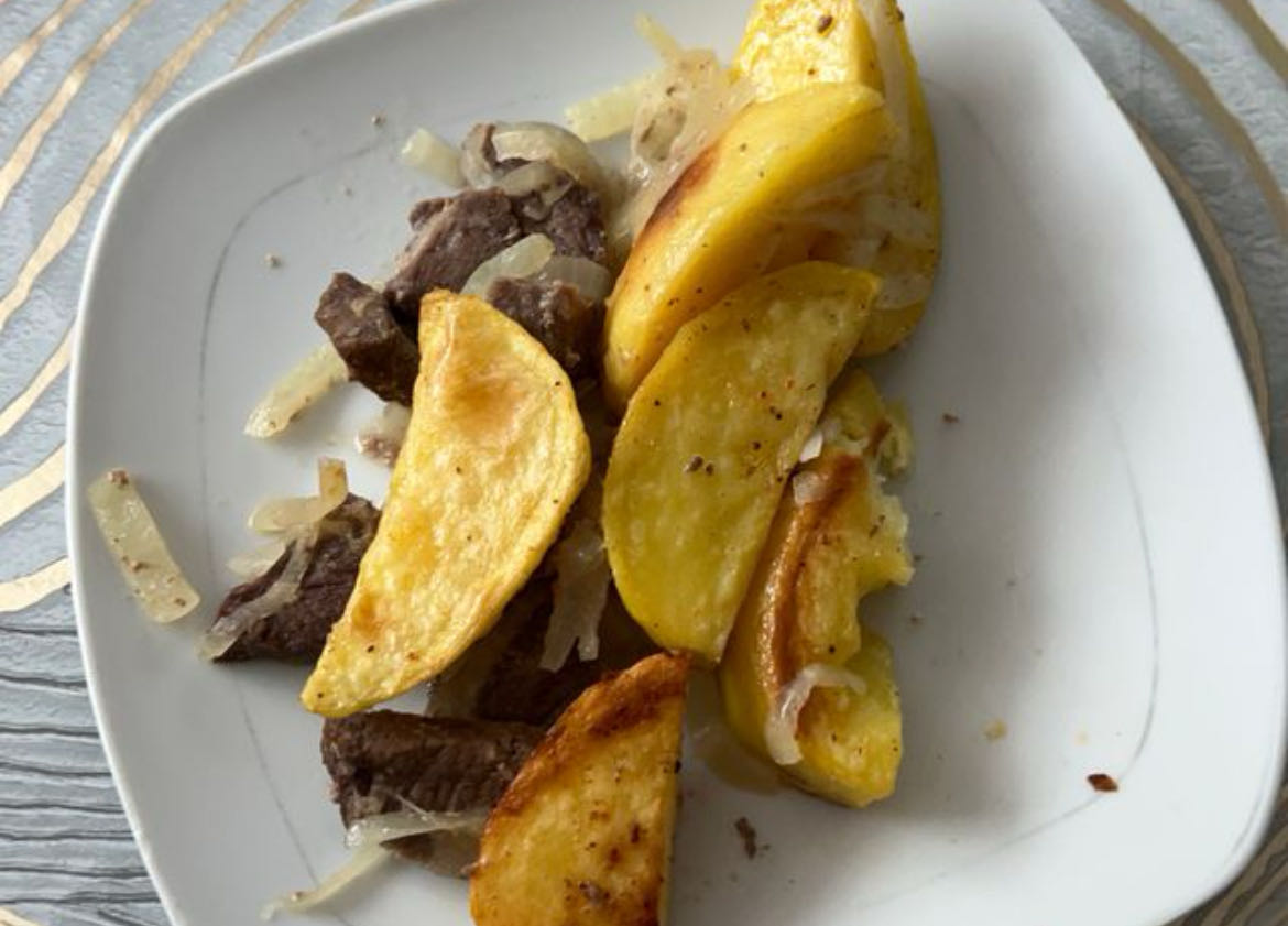 Картофель с говядиной и луком