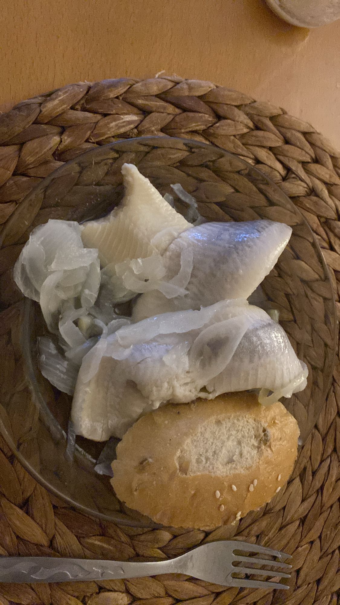 Śledź z cebulą i bułką