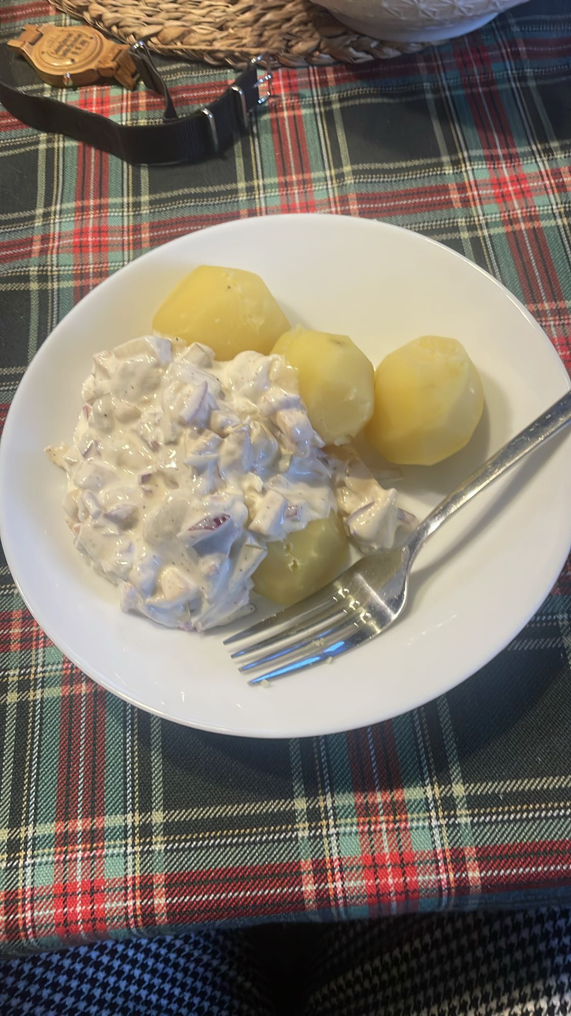 Ziemniaki z sosem śledziowym