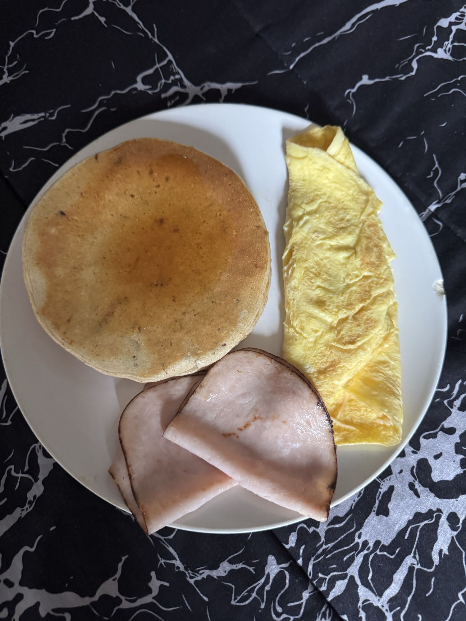 Desayuno con panqueques de avena y omelette