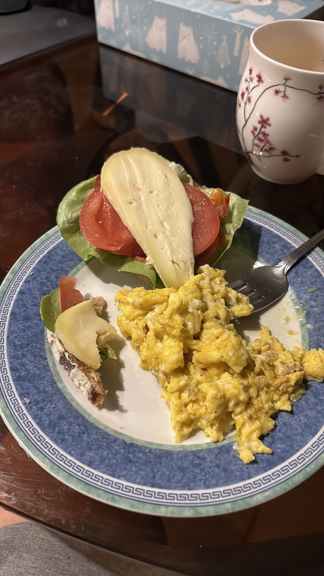 Jajecznica i kanapka z serem