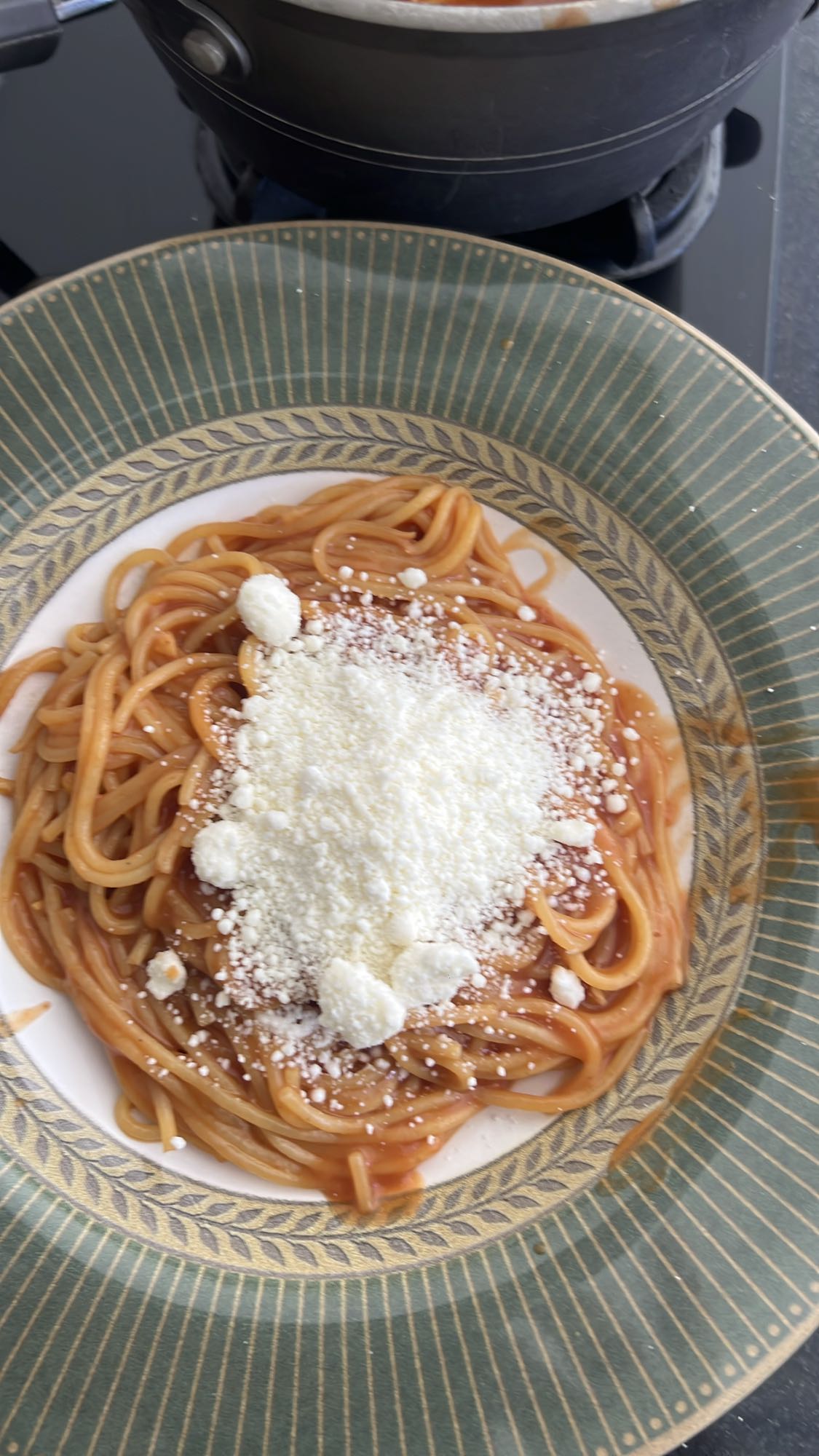 Espaguete ao molho e queijo