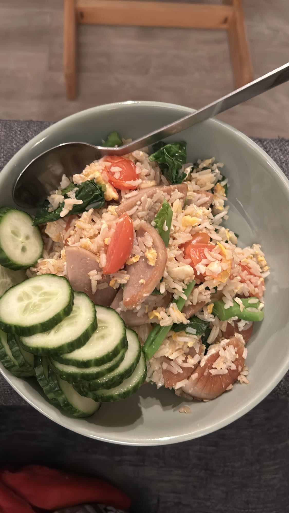 Stekt ris med pølse og grønnsaker