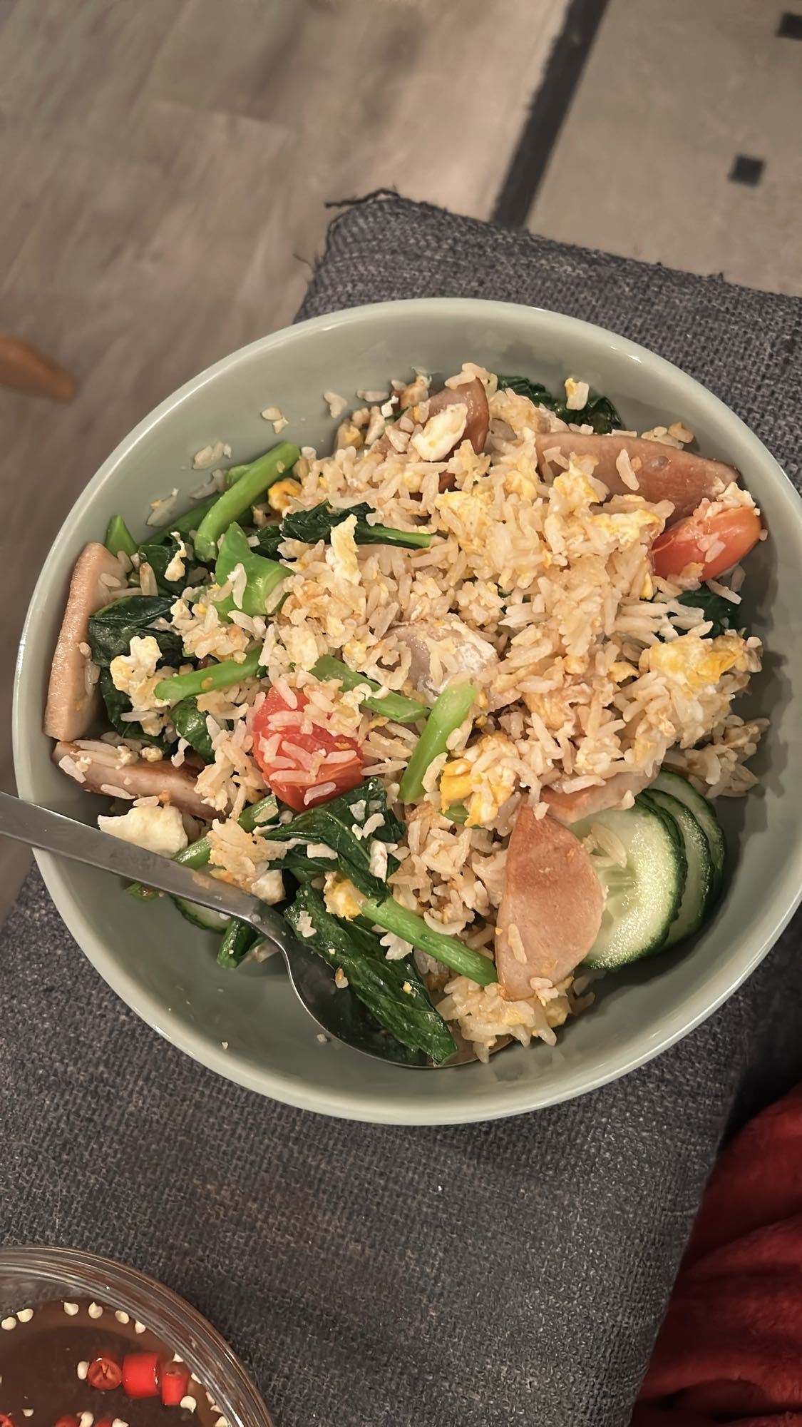 Stekt ris med pølse og grønnsaker