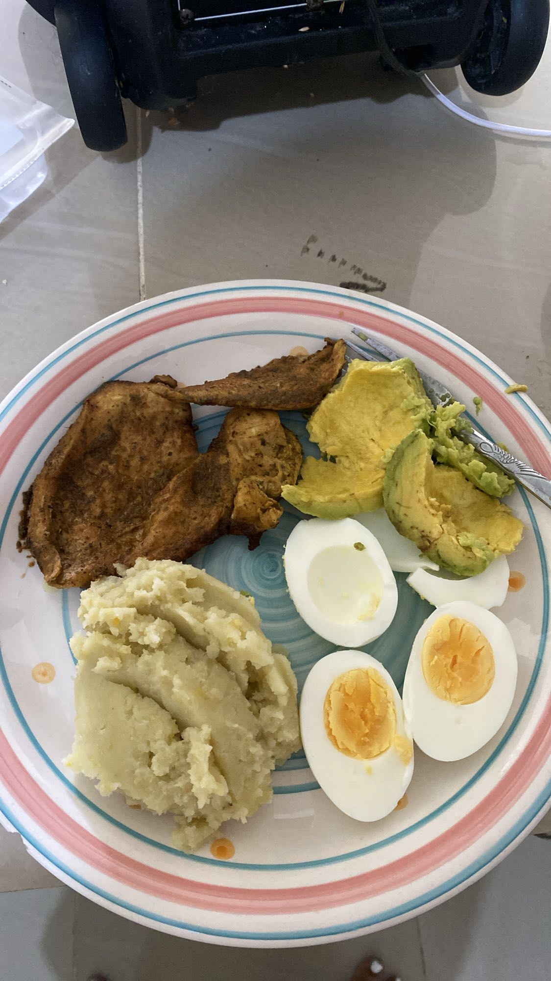 Pollo, huevo, aguacate y puré