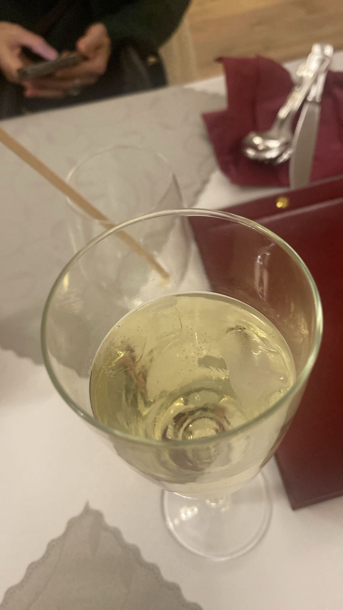 kieliszek białego wina