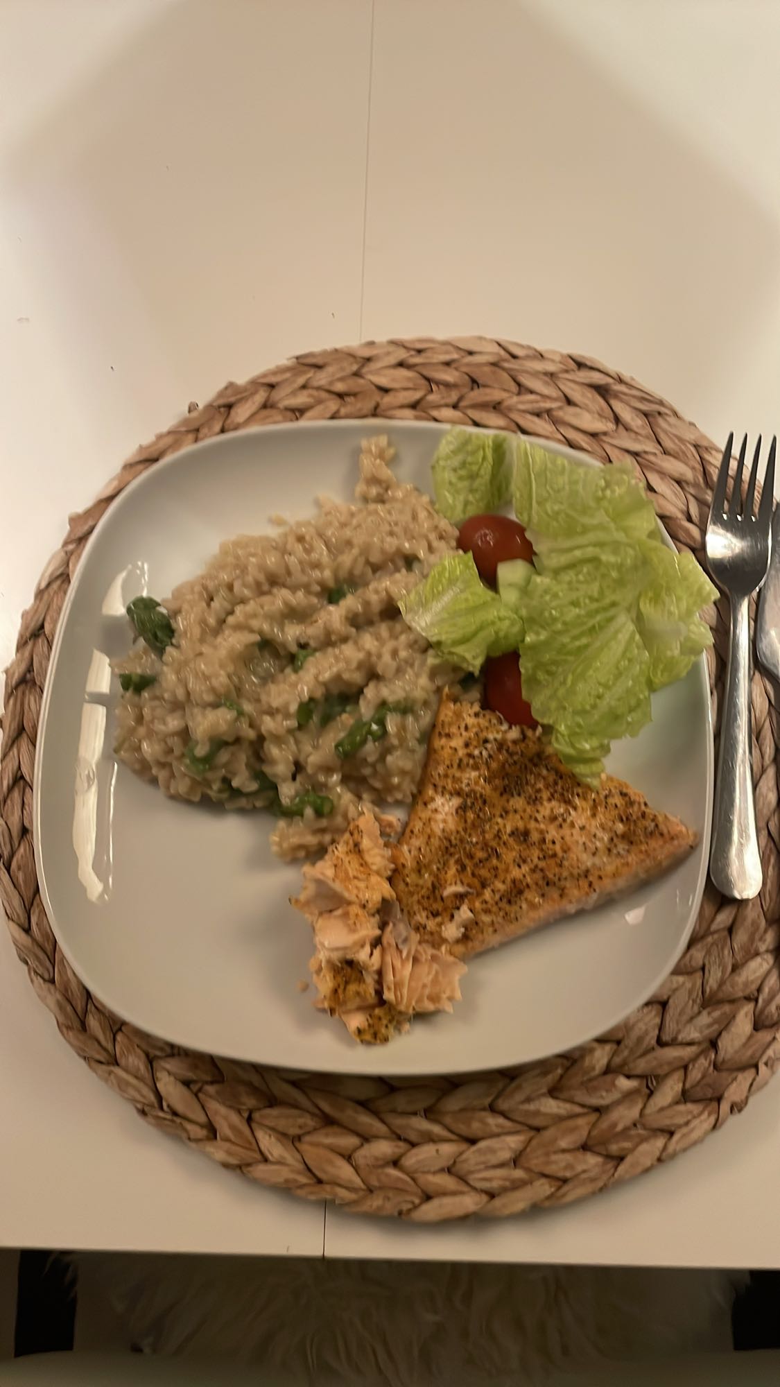 Lax med risotto och sallad