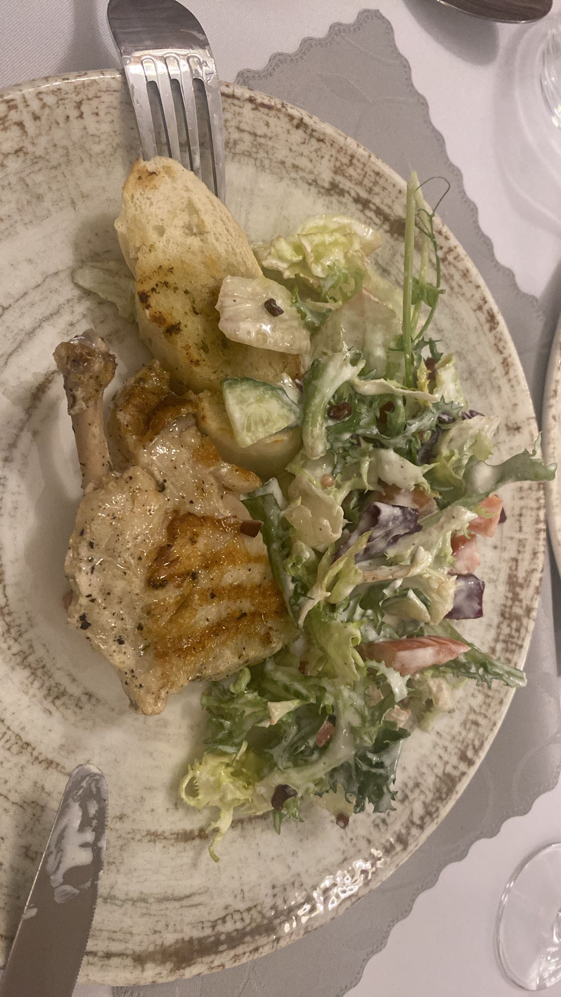 Grillowana pierś z sałatką