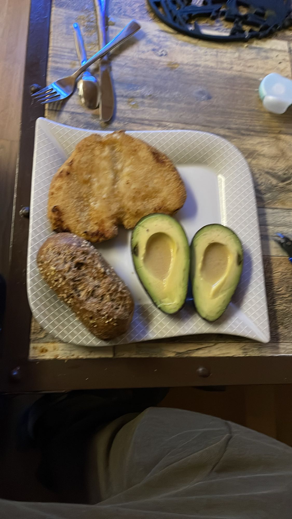 Poulet pané, avocat, pain