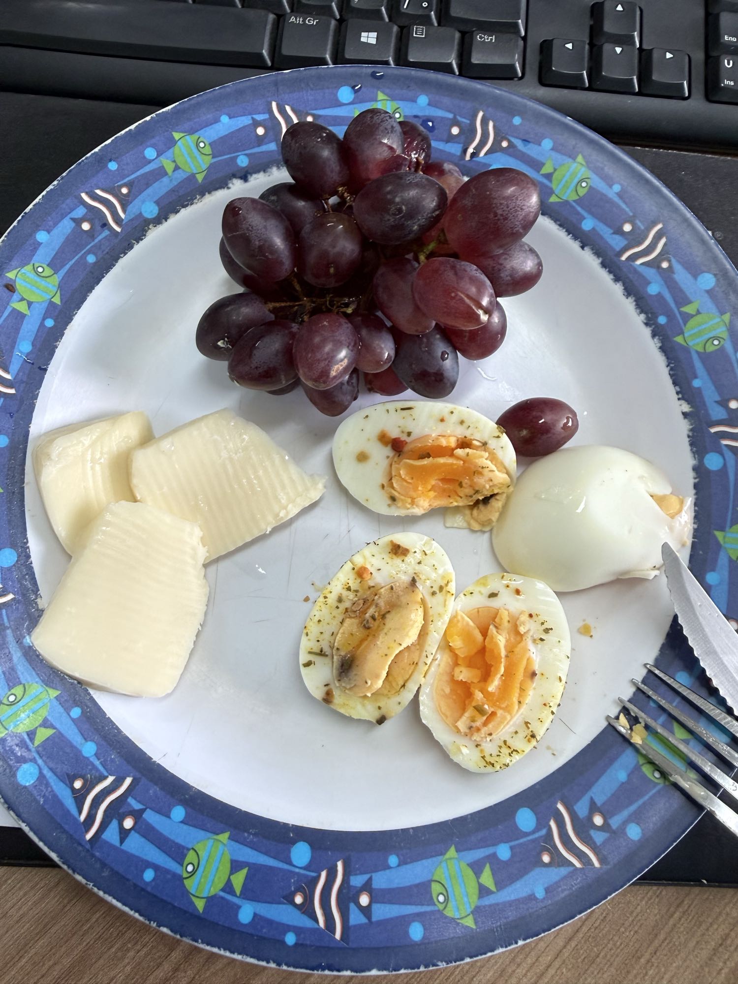 Ovos, queijo e uvas